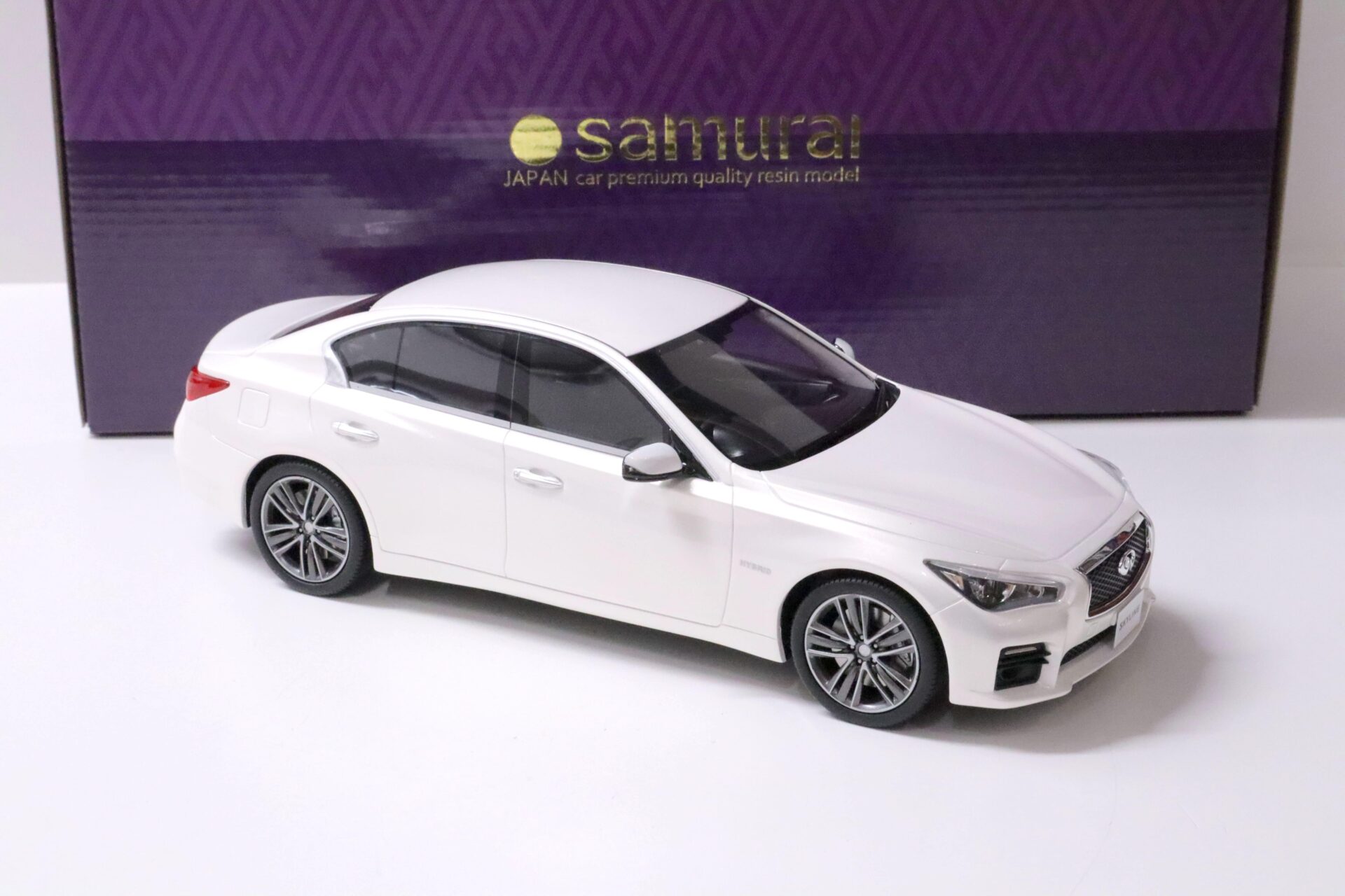 1:18 Kyosho Infinity Skyline 350GT Hybrid white metallic 2015