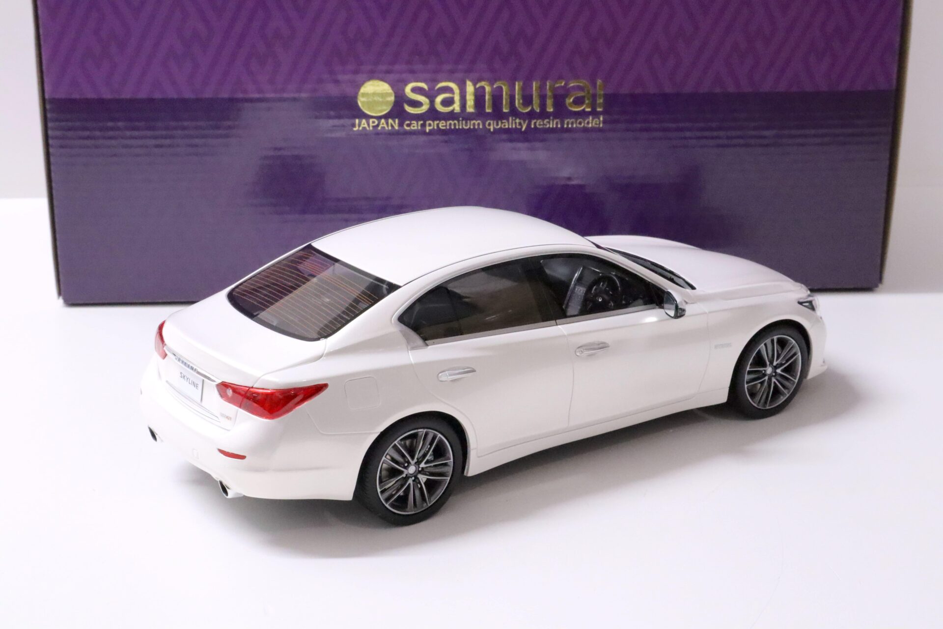 1:18 Kyosho Infinity Skyline 350GT Hybrid white metallic 2015