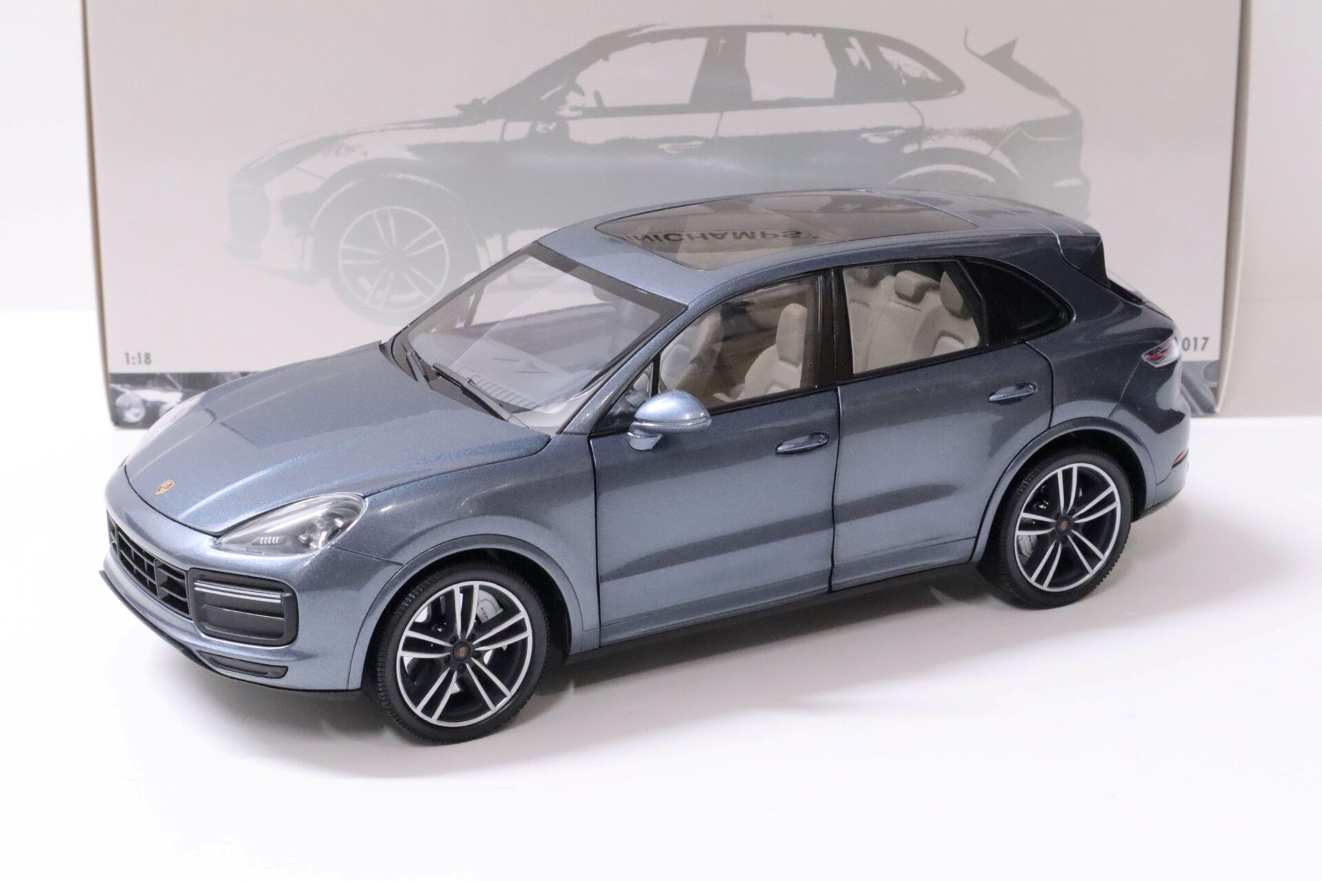 ID 61024 orig.jpg 1:18 Minichamps Porsche Cayenne Turbo S blue metallic 2017 - FULL OPENINGS