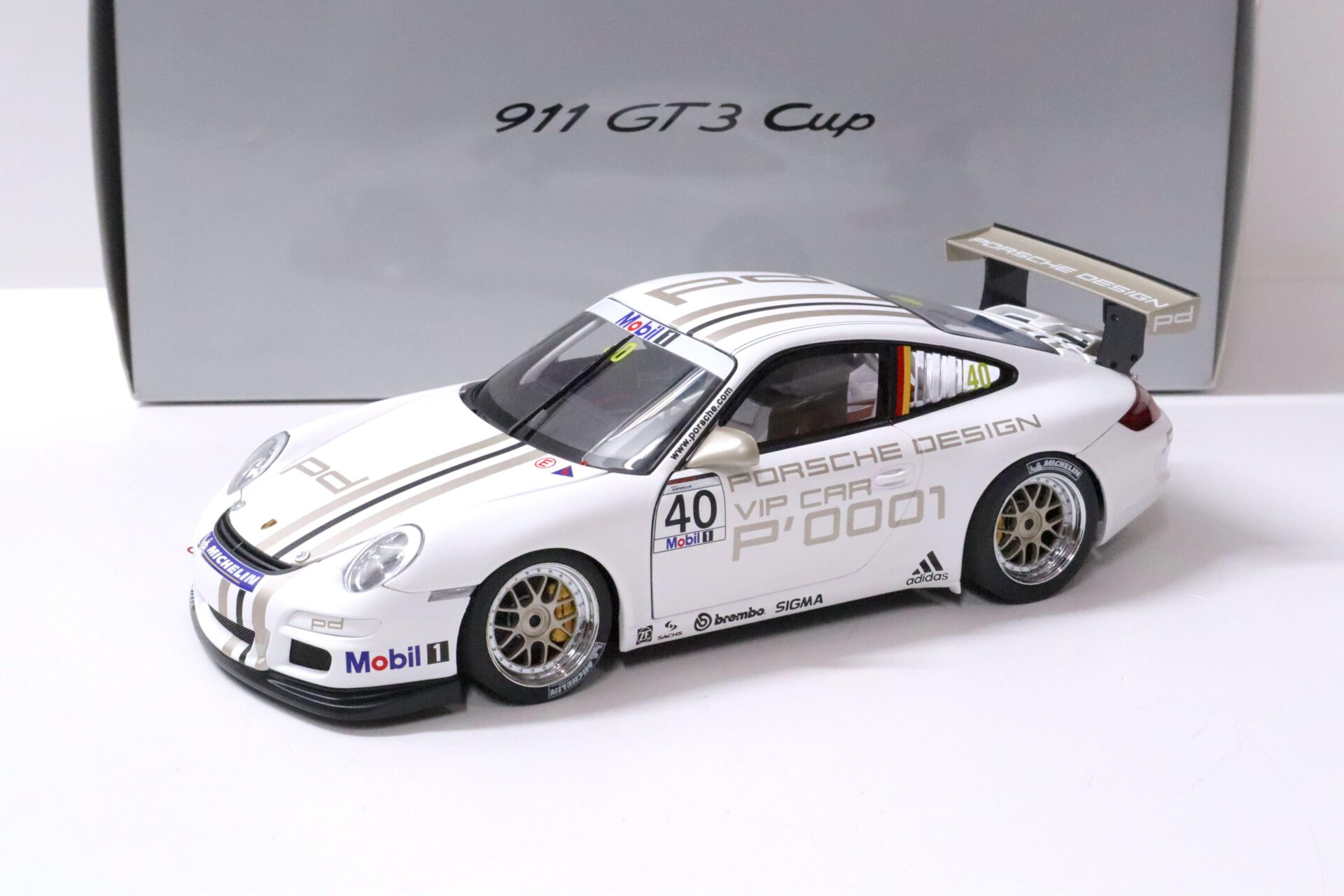 ID 61620 orig.jpg 1:18 AUTOart Porsche 911 (997) GT3 CUP 2006 VIP CAR #40 white DEALER VERSION