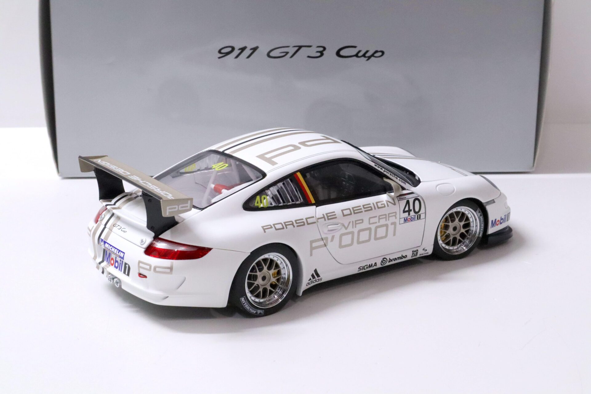 1:18 AUTOart Porsche 911 (997) GT3 CUP 2006 VIP CAR #40 white DEALER VERSION