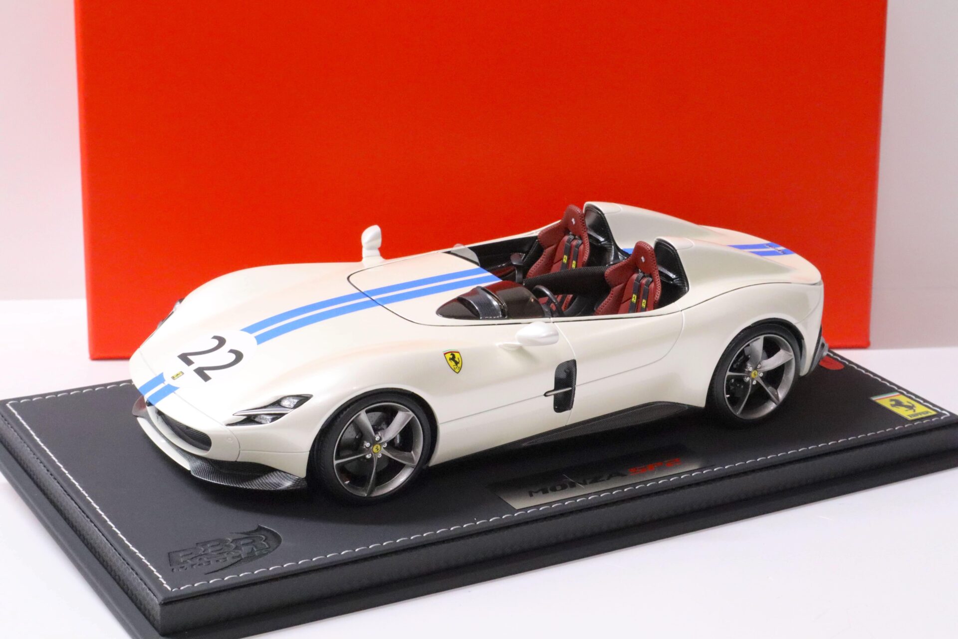 ID 61700 orig.jpg 1:18 BBR Ferrari Monza SP2 Gloss Italian white/ blue stripes #22 with display Limited Edition