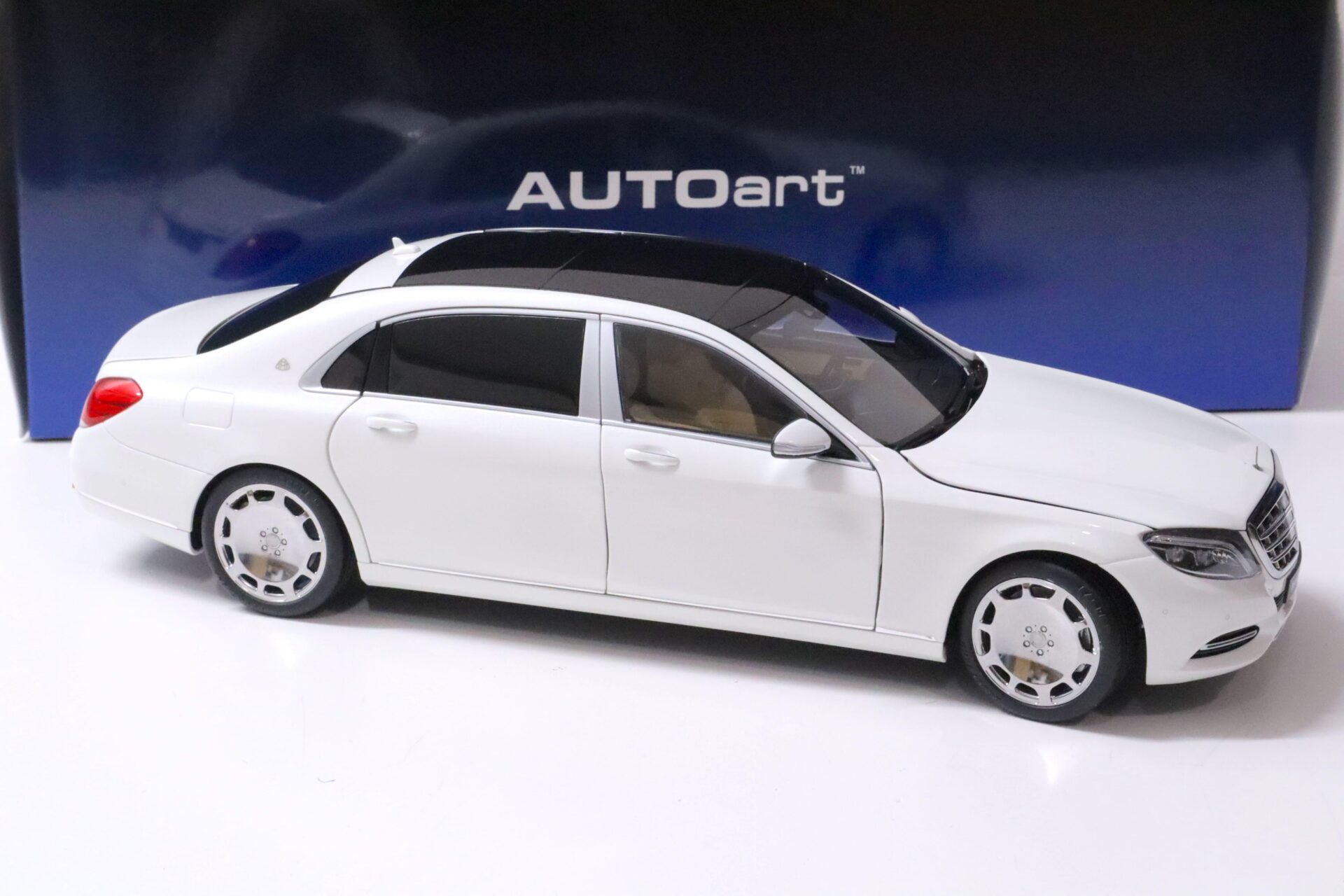 1:18 AUTOart Mercedes - Maybach S-Klasse S600 Limousine white