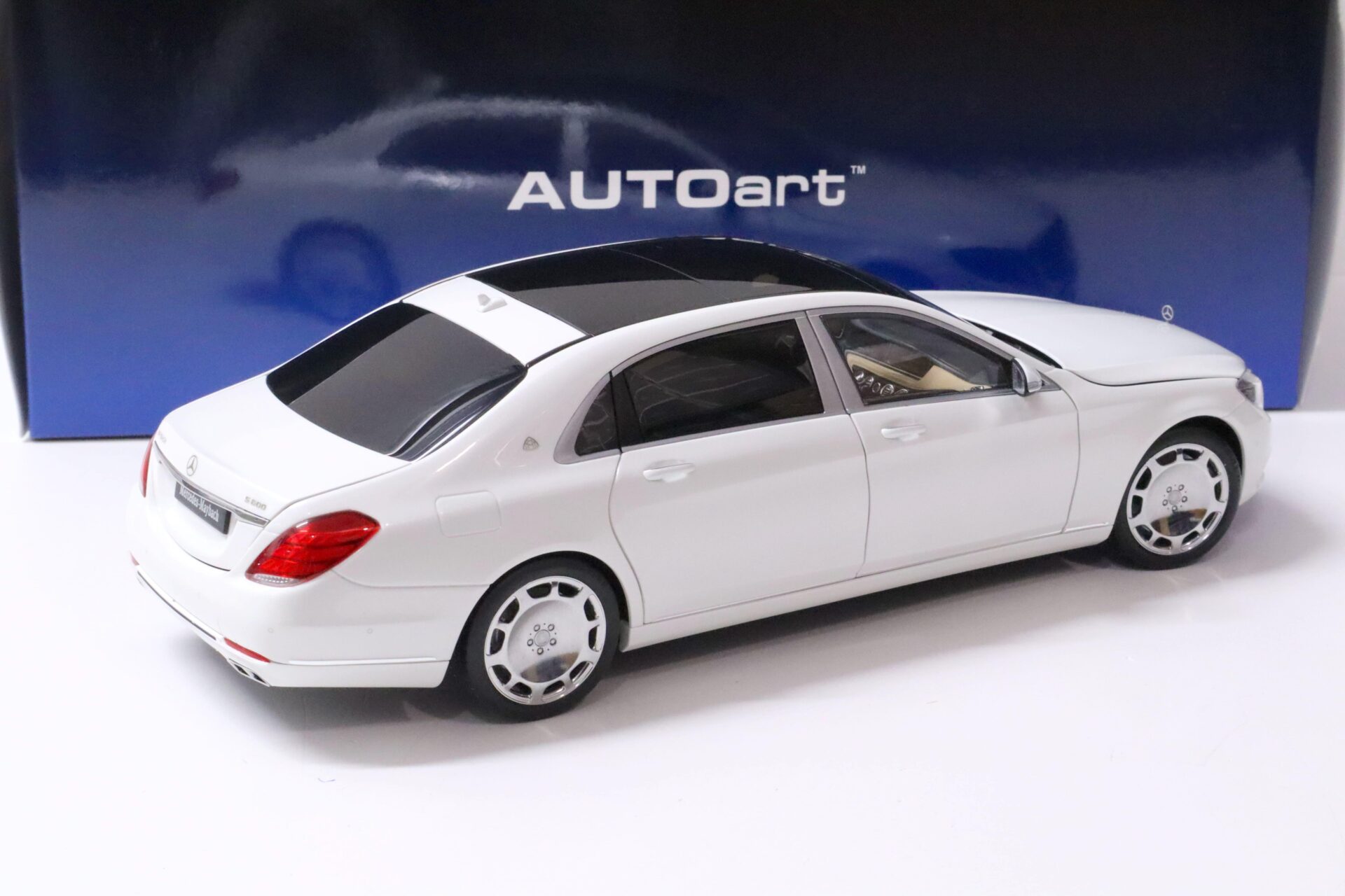 1:18 AUTOart Mercedes - Maybach S-Klasse S600 Limousine white