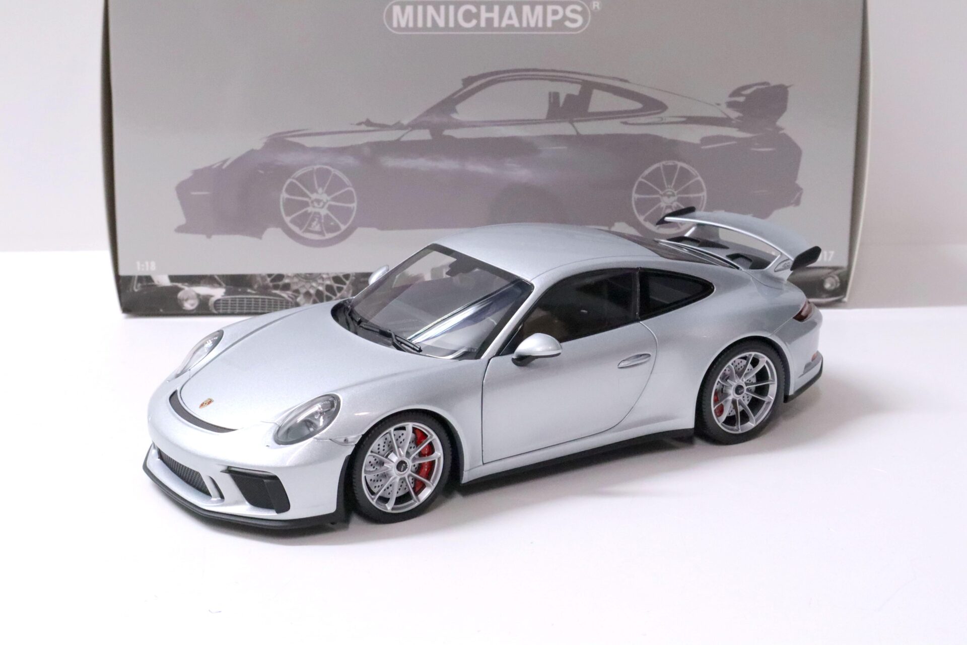 ID 62096 orig.jpg 1:18 Minichamps Porsche 911 (991) GT3 silver 2017 North America