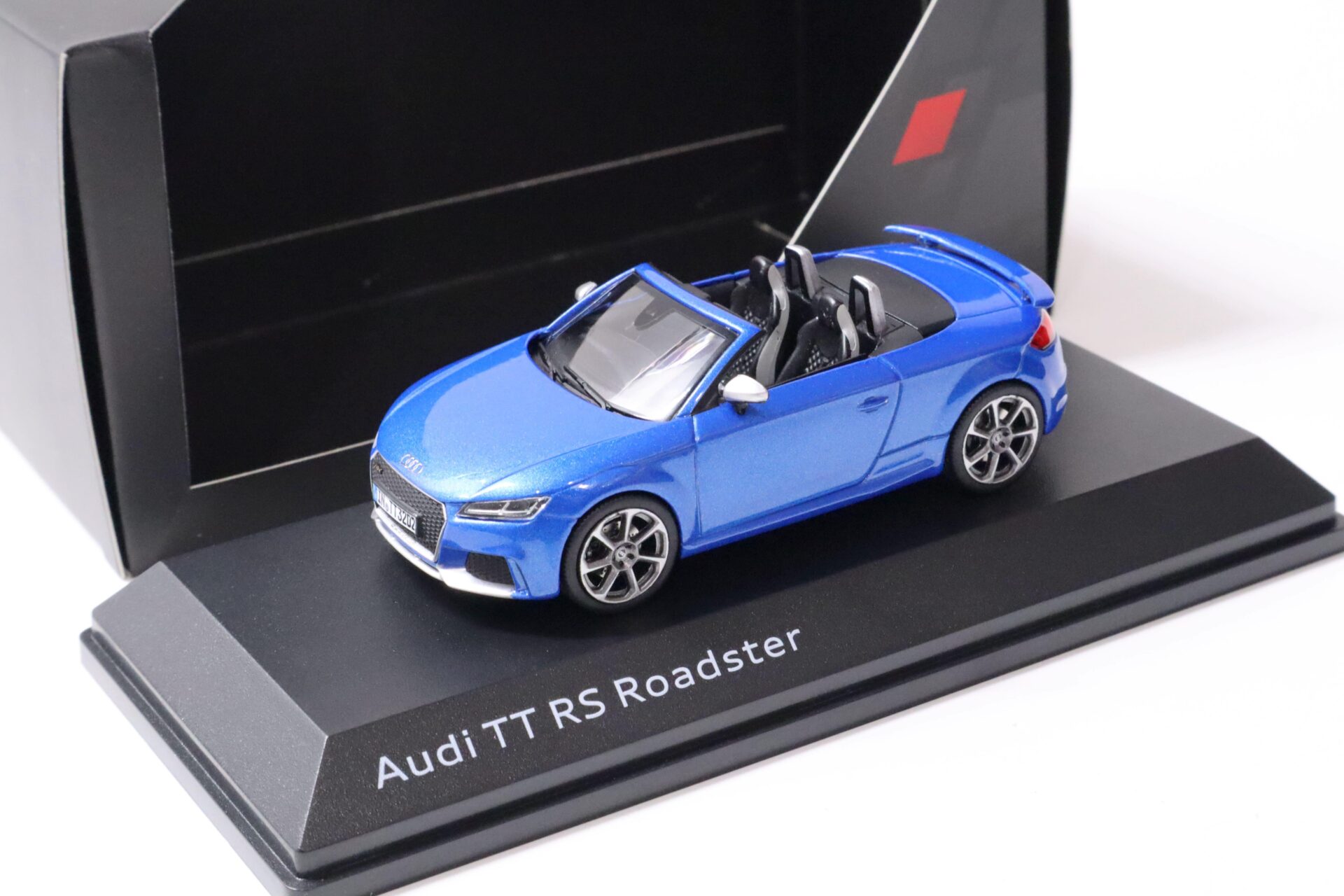 ID 62252 orig.jpg 1:43 iScale Audi TT RS Roadster Ara Blue metallic DEALER VERSION