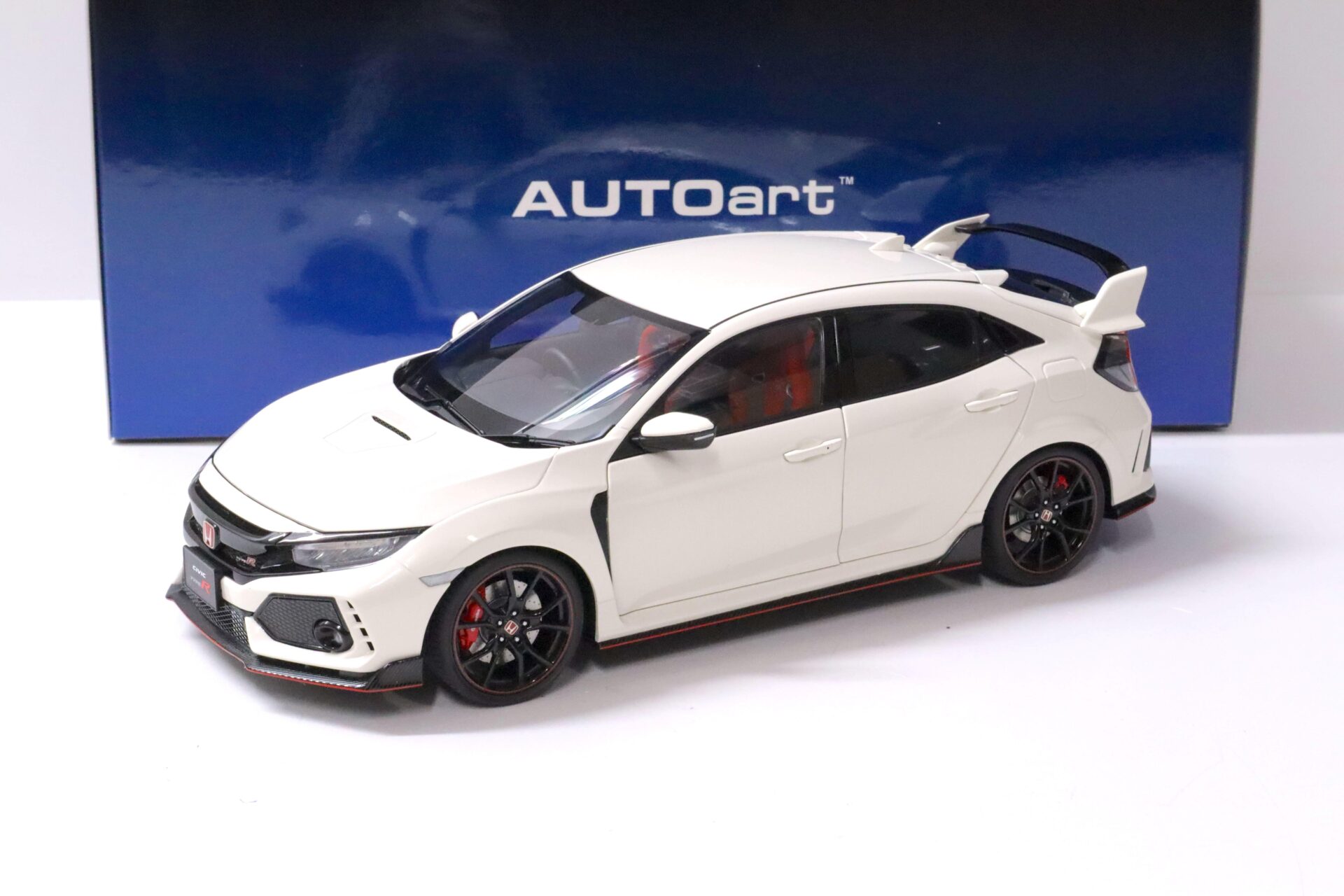 1:18 AUTOart Honda Civic Type R (FK8) 2017 championship white 73266
