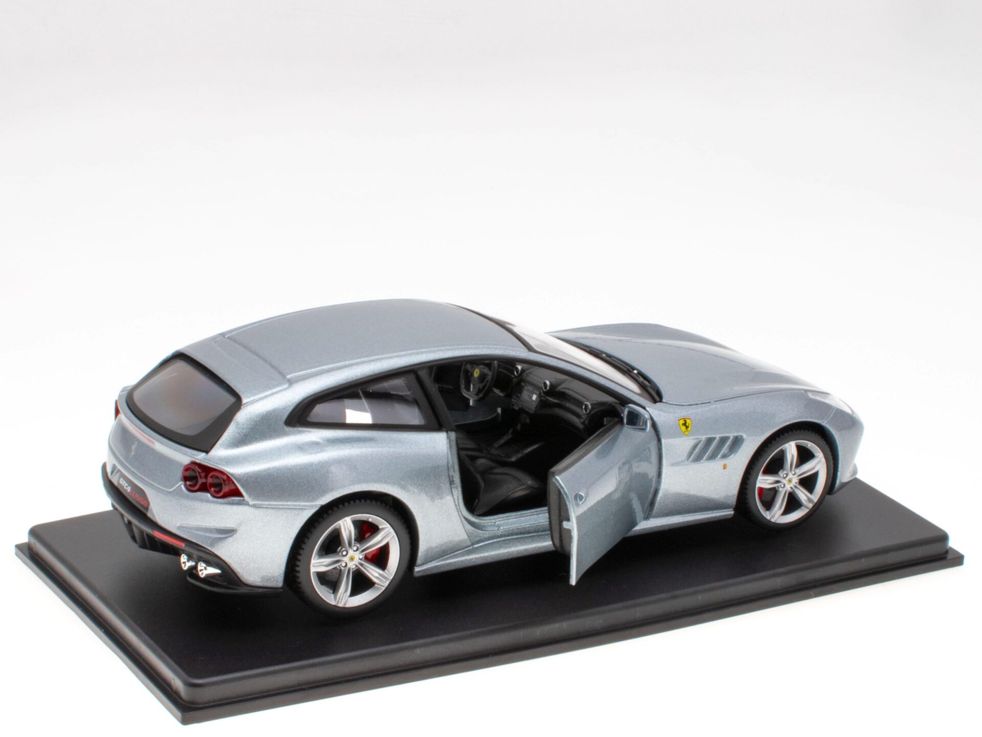 1:24 Hachette Bburago Ferrari Collection Ferrari GTC4 Lusso silver 2017 with display