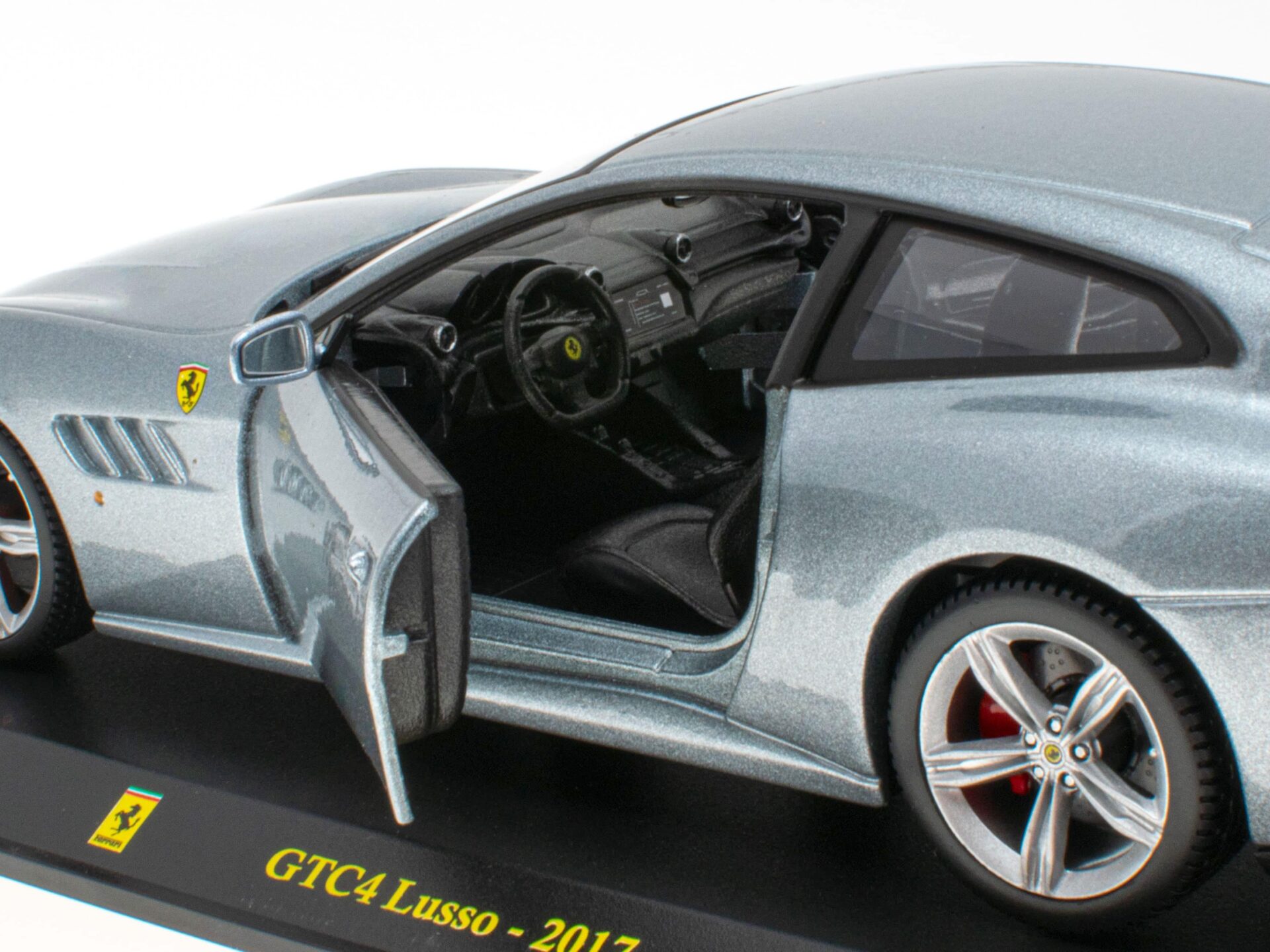 1:24 Hachette Bburago Ferrari Collection Ferrari GTC4 Lusso silver 2017 with display