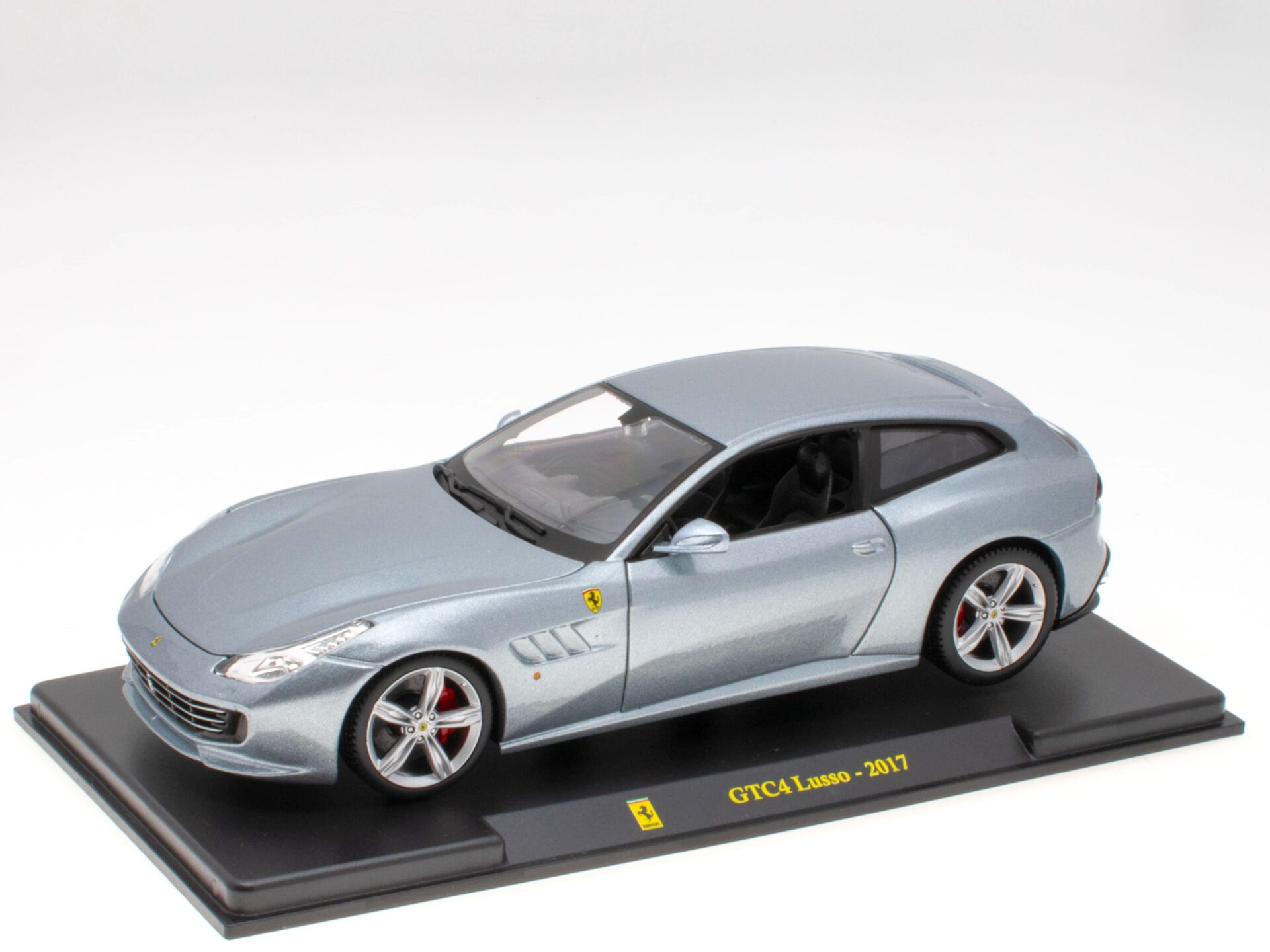 1:24 Hachette Bburago Ferrari Collection Ferrari GTC4 Lusso silver 2017 with display