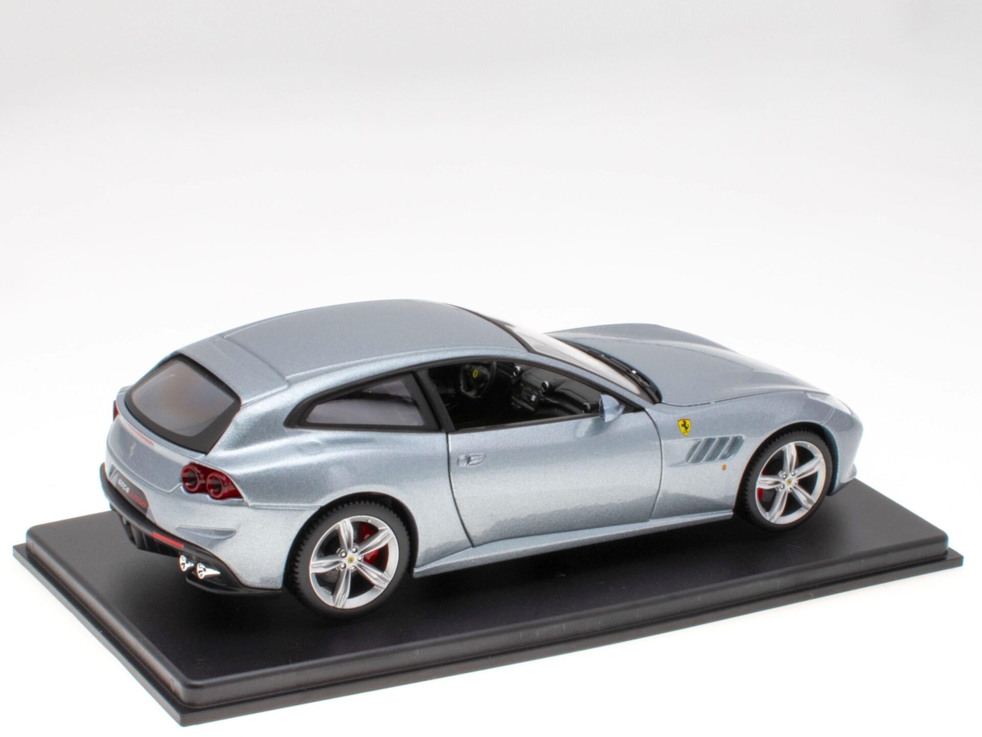 1:24 Hachette Bburago Ferrari Collection Ferrari GTC4 Lusso silver 2017 with display