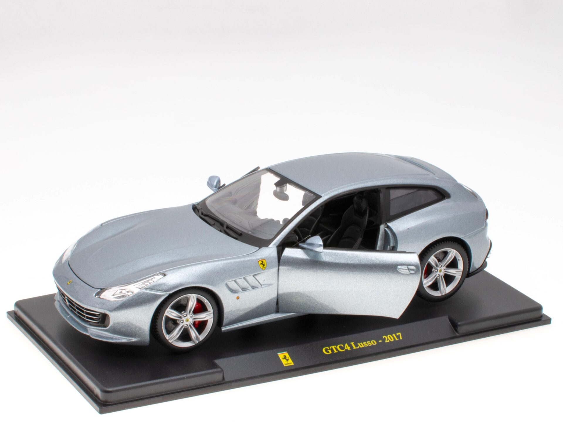 1:24 Hachette Bburago Ferrari Collection Ferrari GTC4 Lusso silver 2017 with display