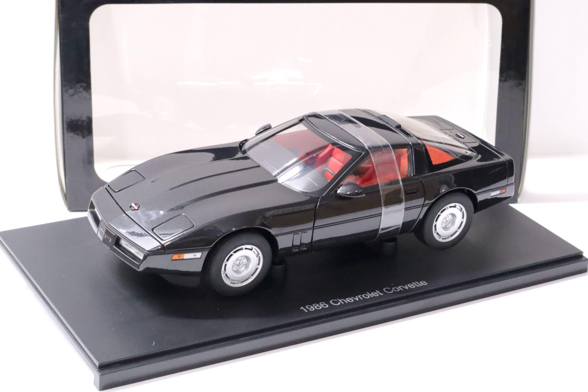 1:18 AUTOart Chevrolet Corvette C4 black metallic/ red 1986