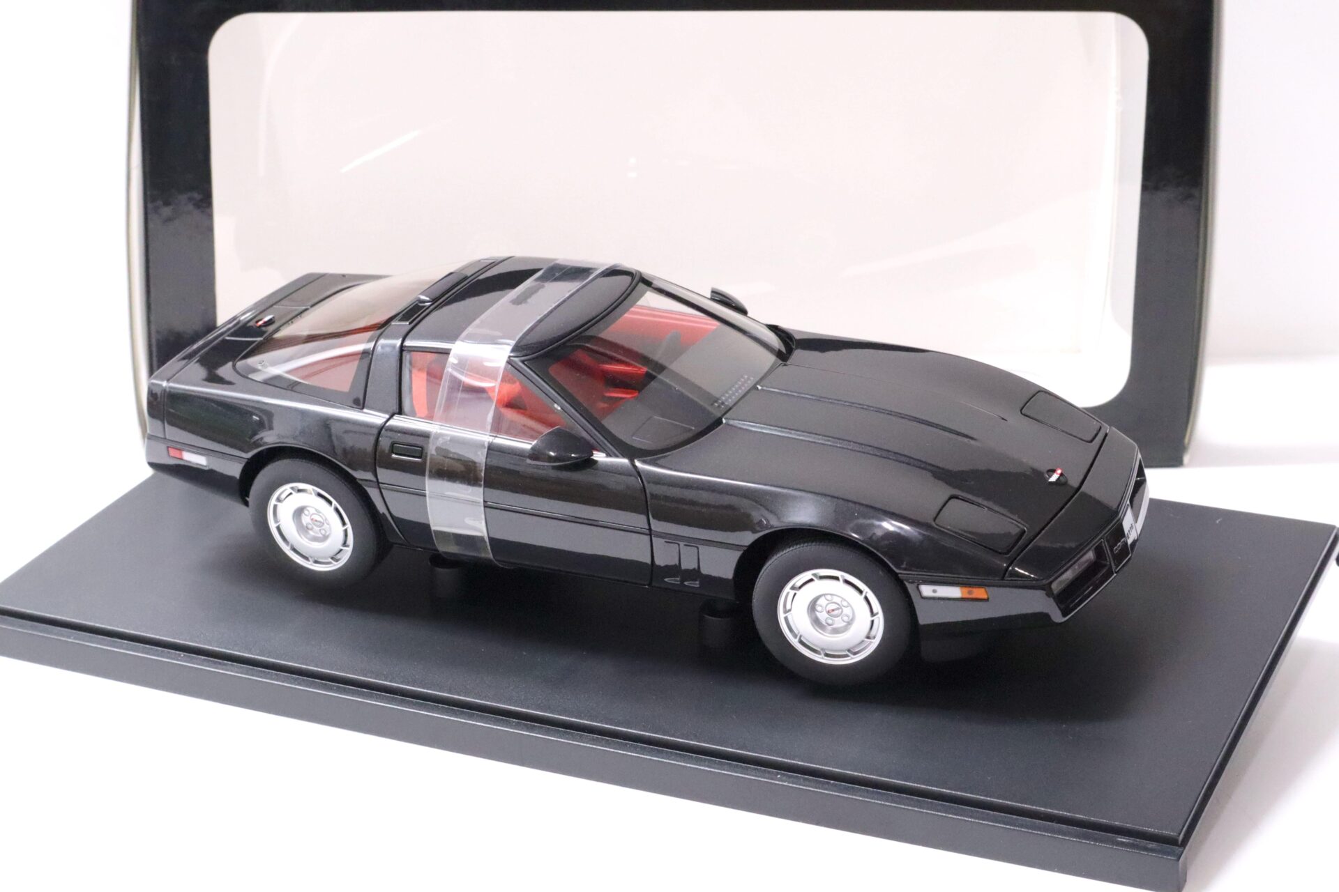 1:18 AUTOart Chevrolet Corvette C4 black metallic/ red 1986