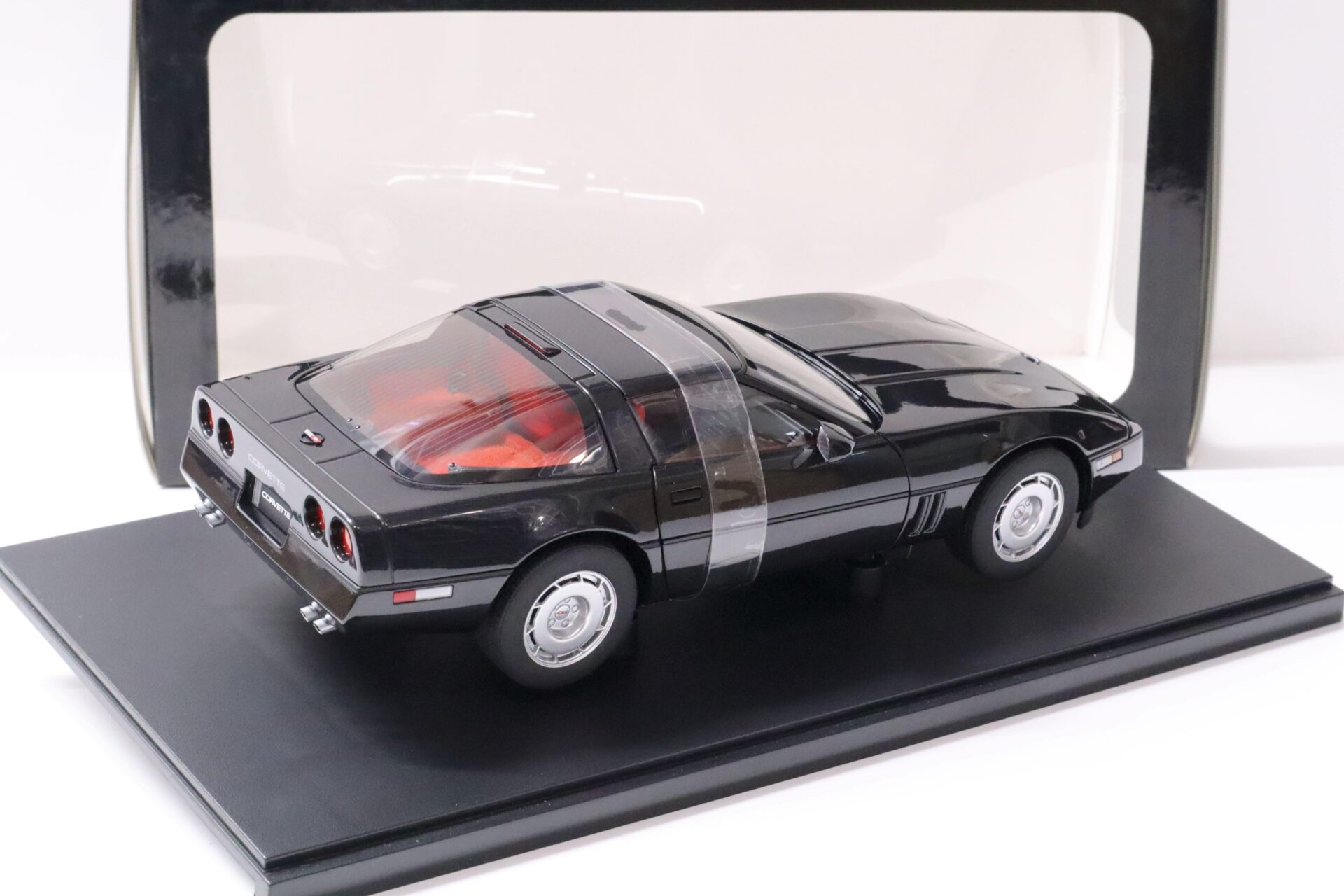 1:18 AUTOart Chevrolet Corvette C4 black metallic/ red 1986
