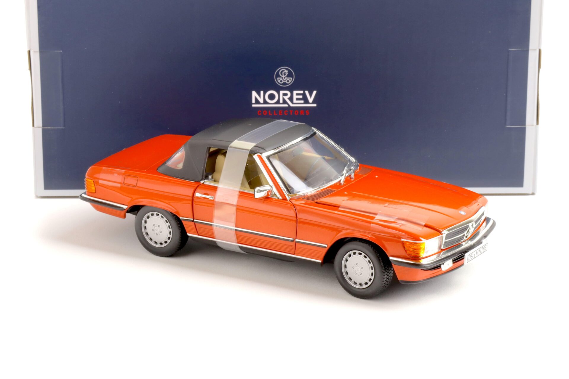 1:18 Norev Mercedes 300 SL Cabriolet R107 Inca red 1986
