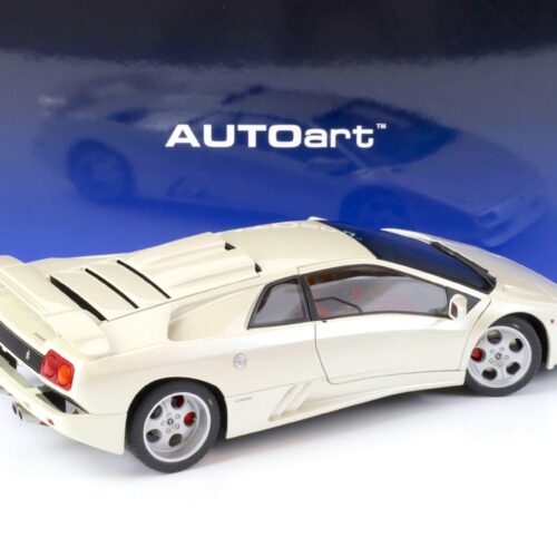 1:18 AUTOart Lamborghini Diablo SE30 JOTA 1995 balloon white/ pearl white