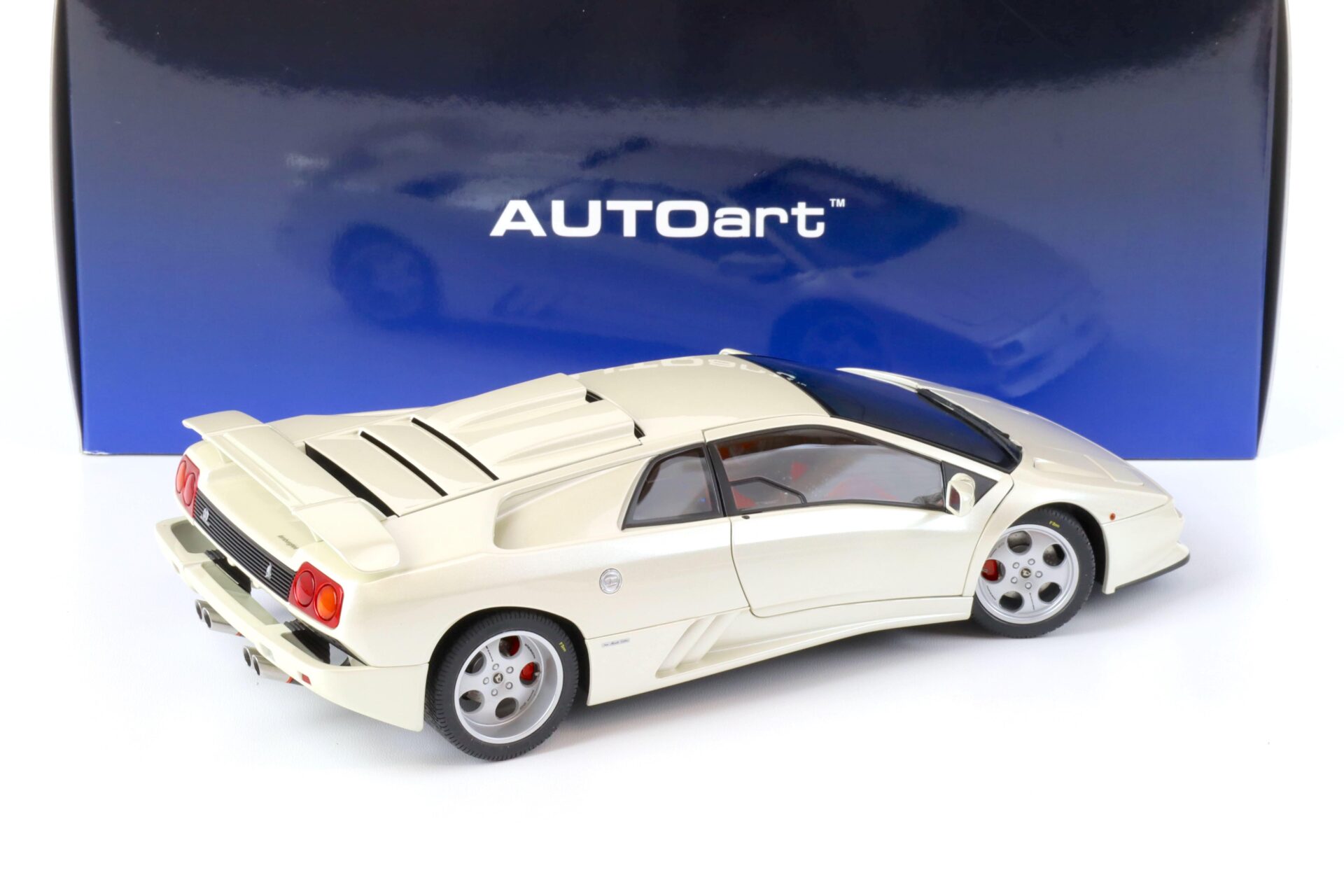 1:18 AUTOart Lamborghini Diablo SE30 JOTA 1995 balloon white/ pearl white