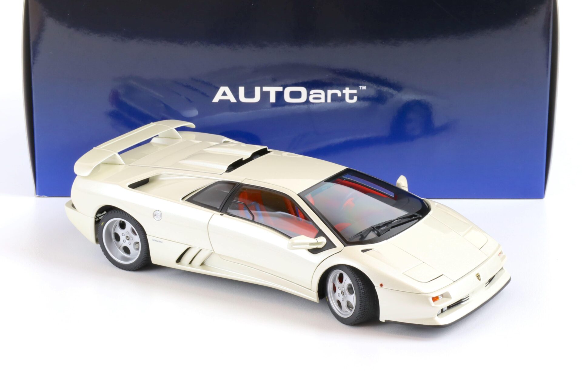 1:18 AUTOart Lamborghini Diablo SE30 JOTA 1995 balloon white/ pearl white