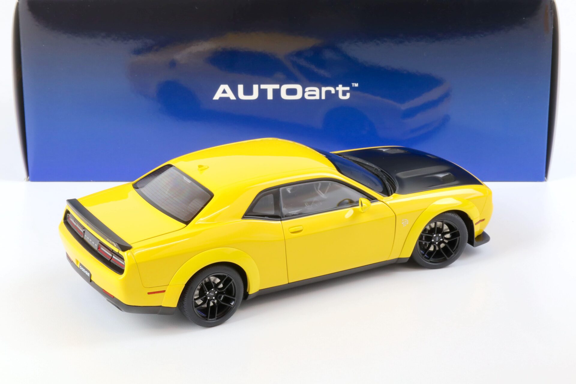 1:18 AUTOart Dodge Challenger SRT HELLCAT Widebody yellow Jacket/ Satin black