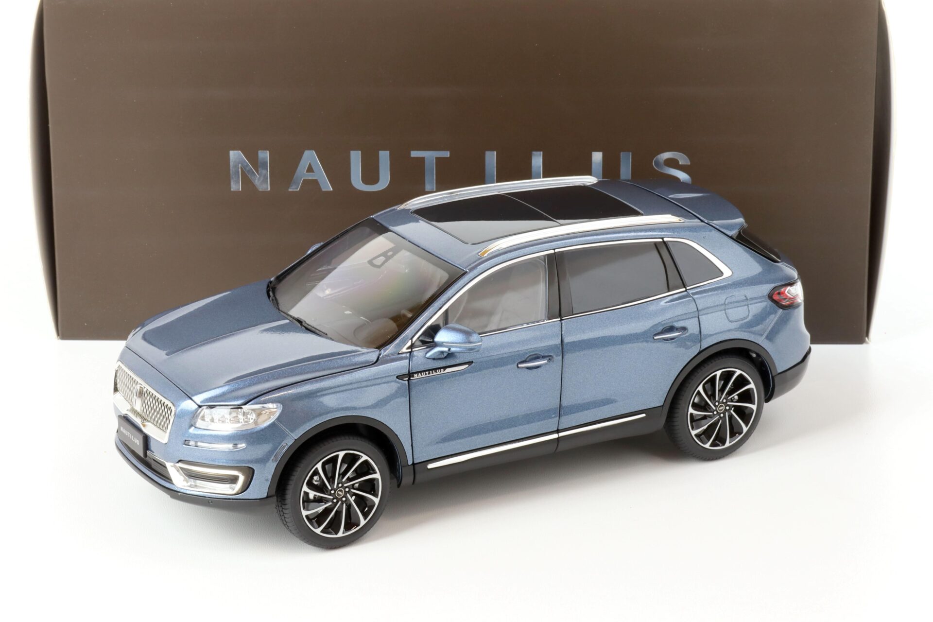 1:18 Original Lincoln Nautilus Luxury SUV 2018 blue metallic DEALER VERSION
