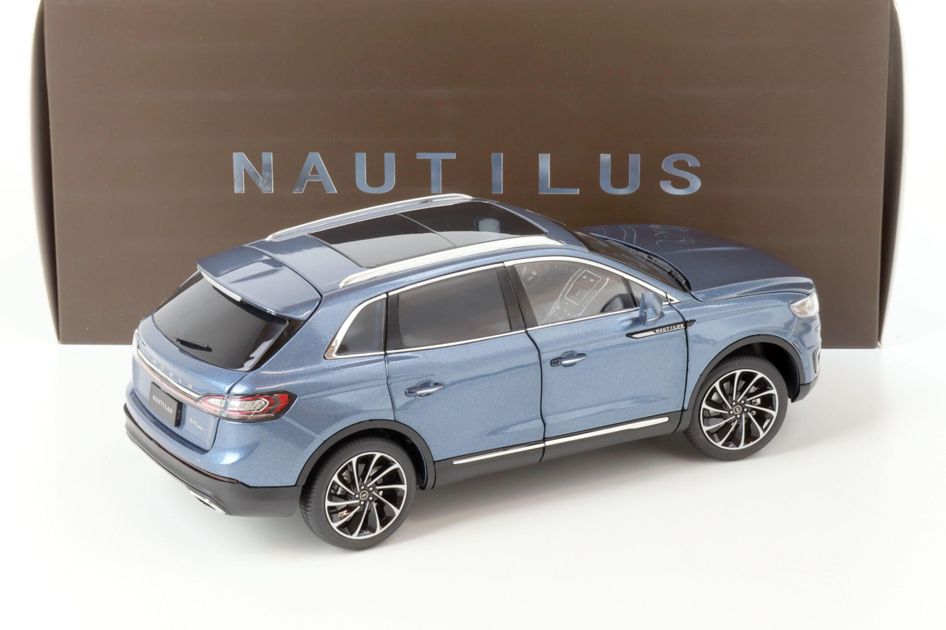 1:18 Original Lincoln Nautilus Luxury SUV 2018 blue metallic DEALER VERSION