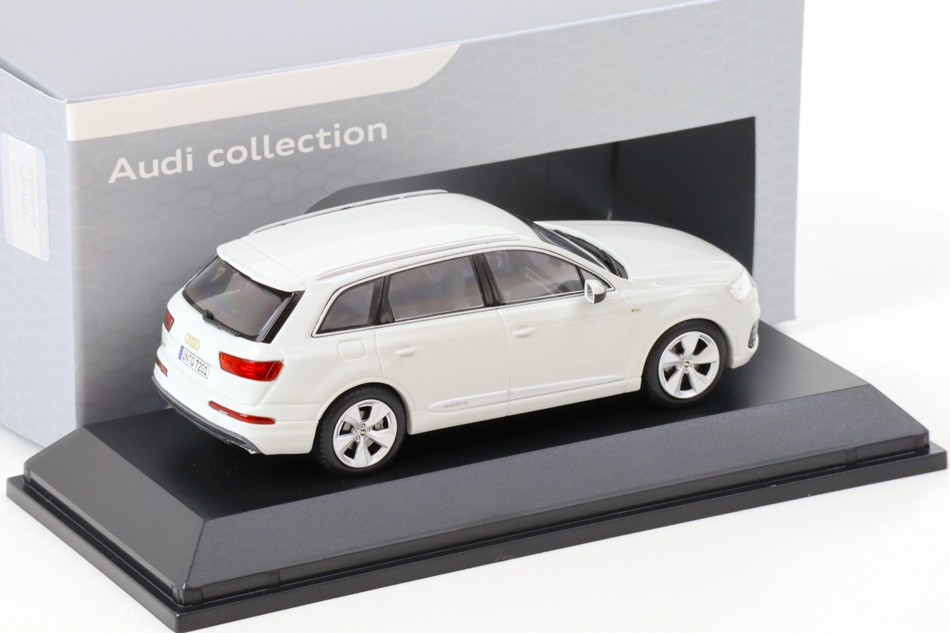 1:43 Spark Audi Q7 SUV Glacier white 2015 DEALER VERSION