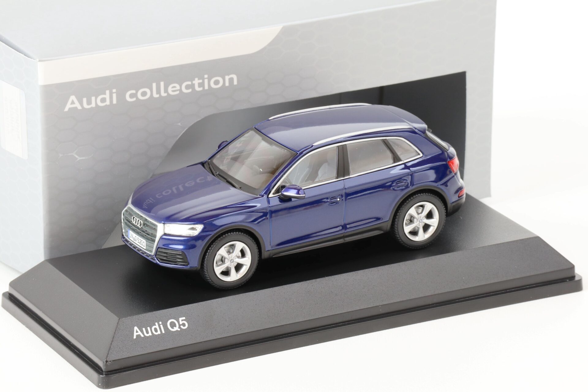 1:43 iScale Audi Q5 Navarra blue 2017 DEALER VERSION