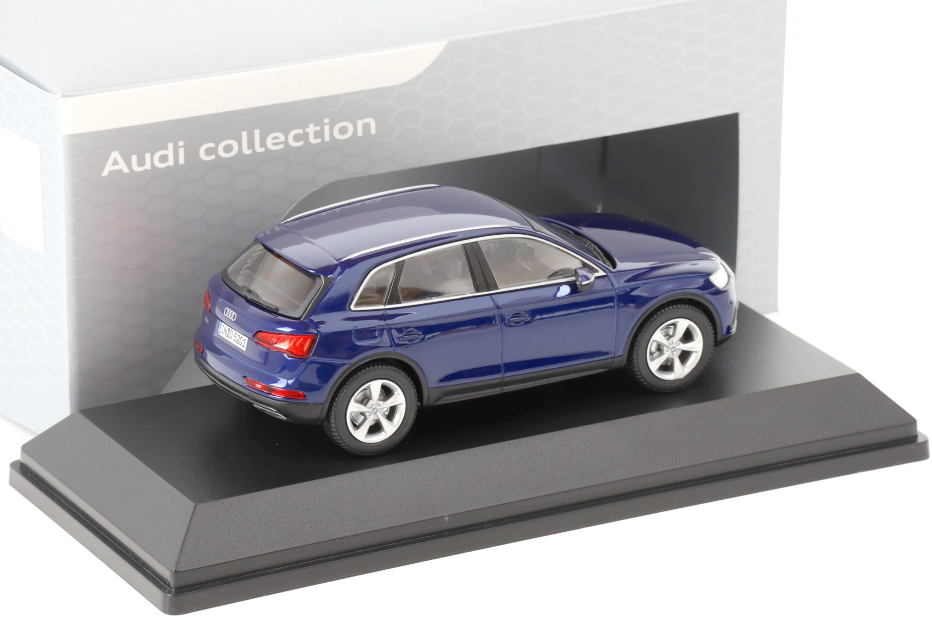 1:43 iScale Audi Q5 Navarra blue 2017 DEALER VERSION