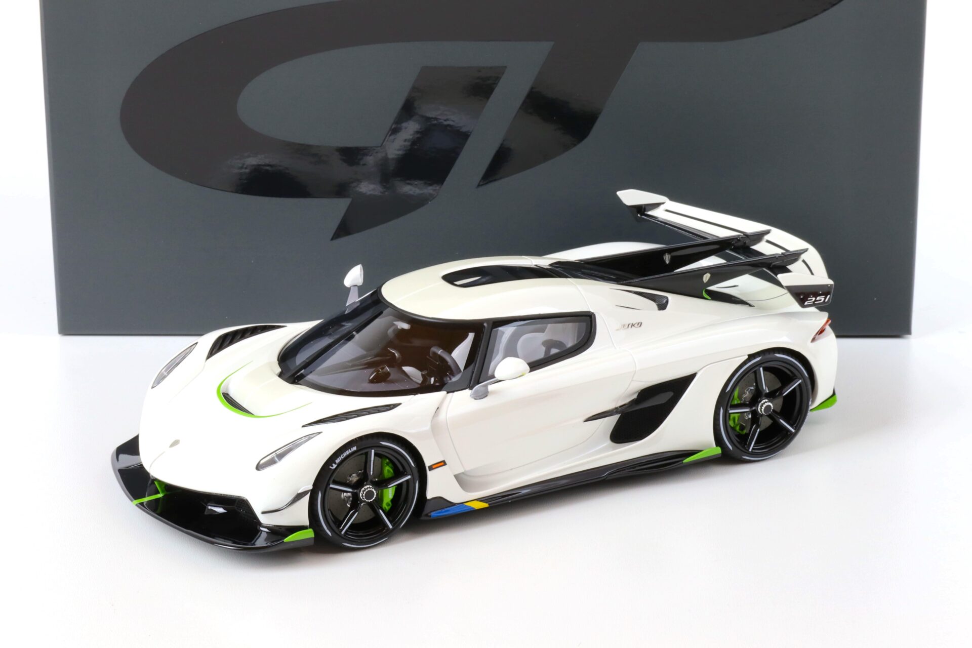 ID 69148 orig.jpg 1:18 GT Spirit GT389 Koenigsegg Jesko 2021 white