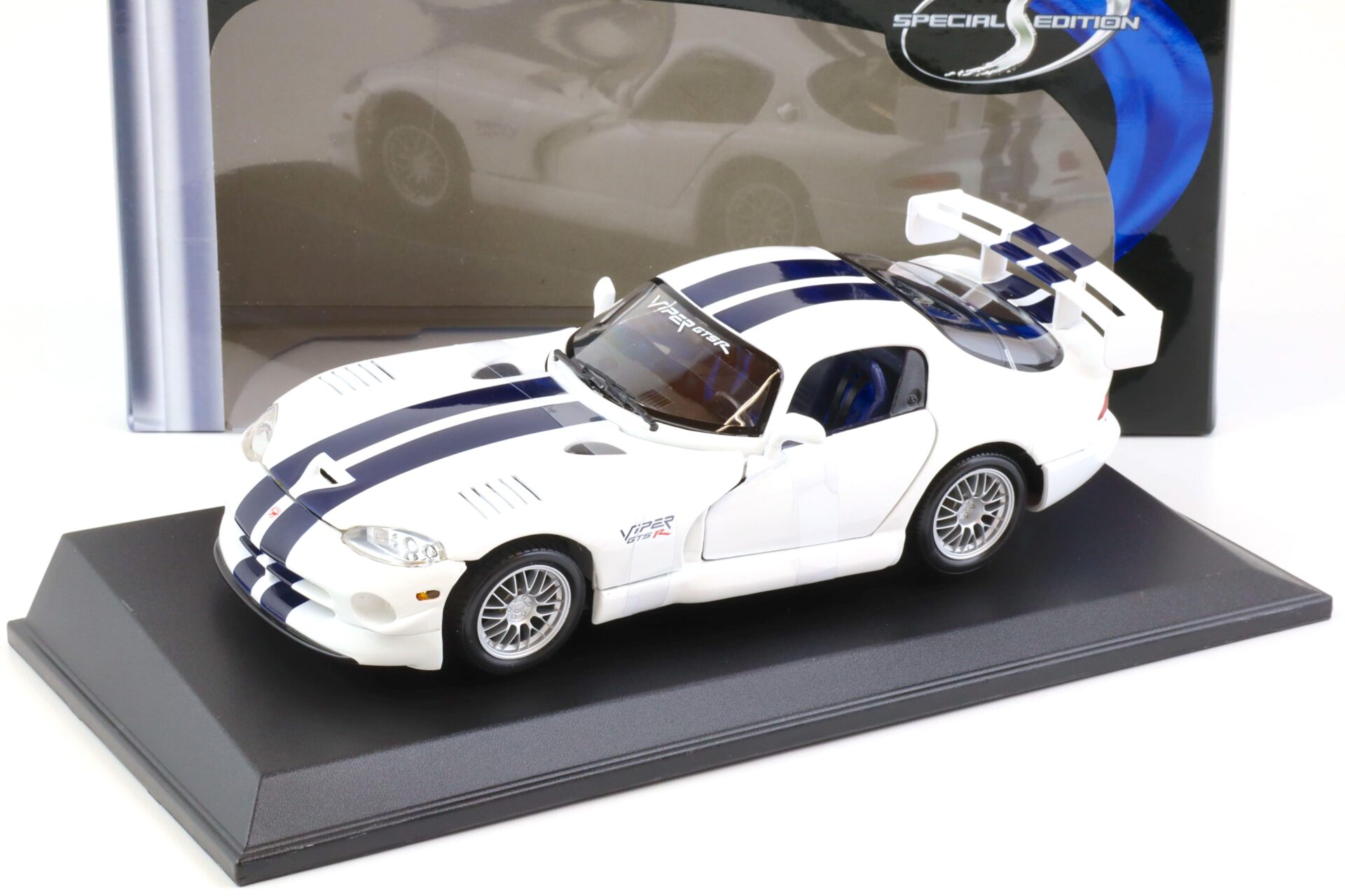 ID 70293 orig.jpg 1:18 Maisto Dodge Viper GT2 Coupe white/ dark blue stripes