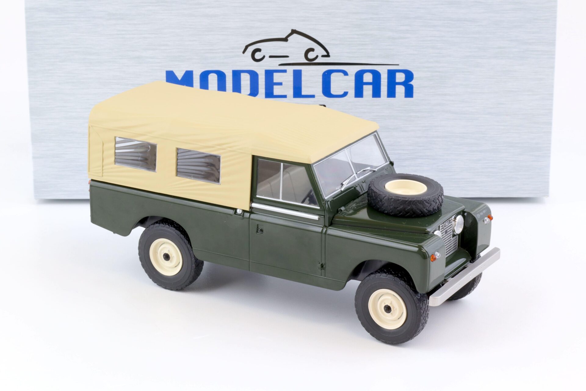 1:18 MCG Land Rover Series II 109 Pickup dark green/ beige