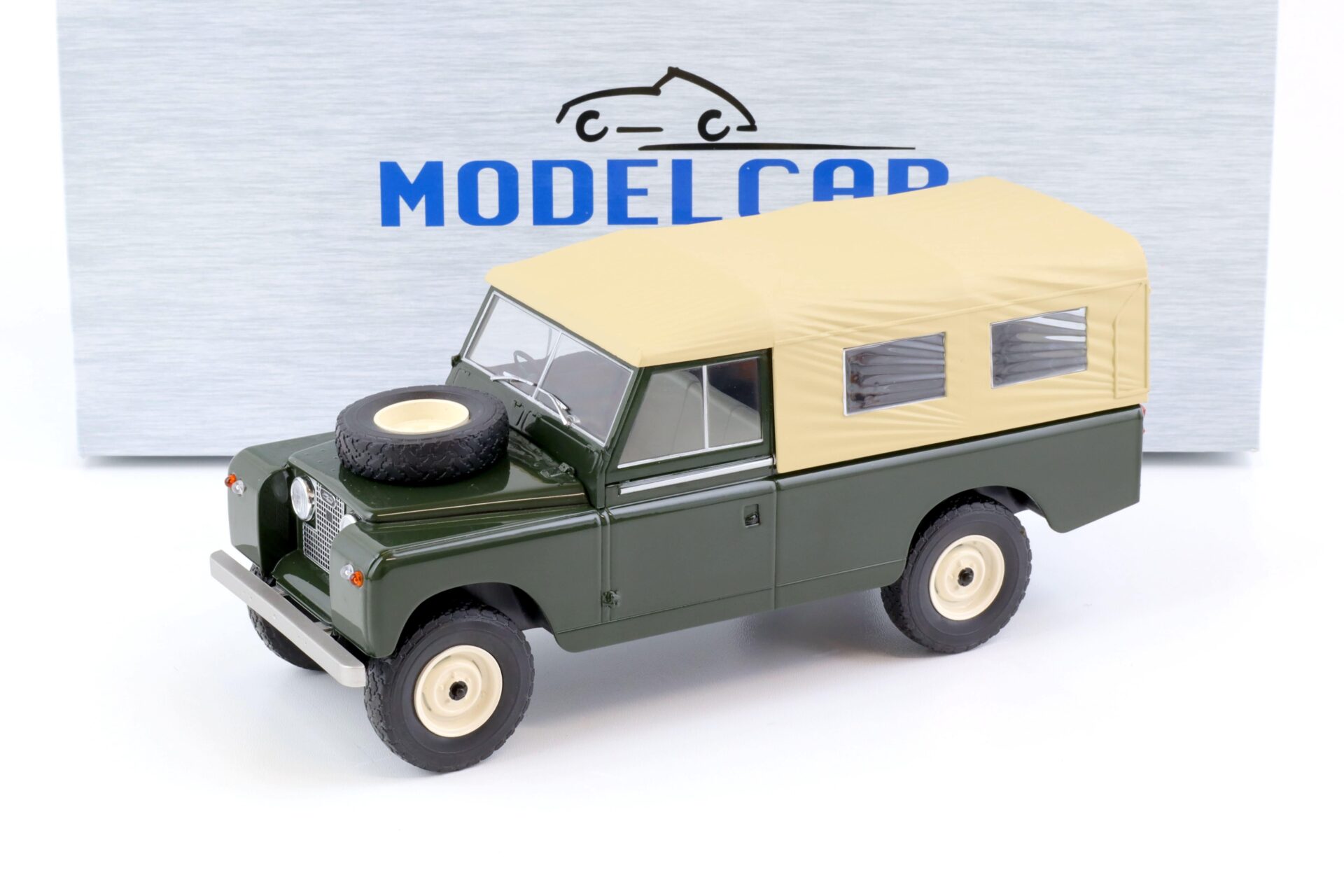 1:18 MCG Land Rover Series II 109 Pickup dark green/ beige