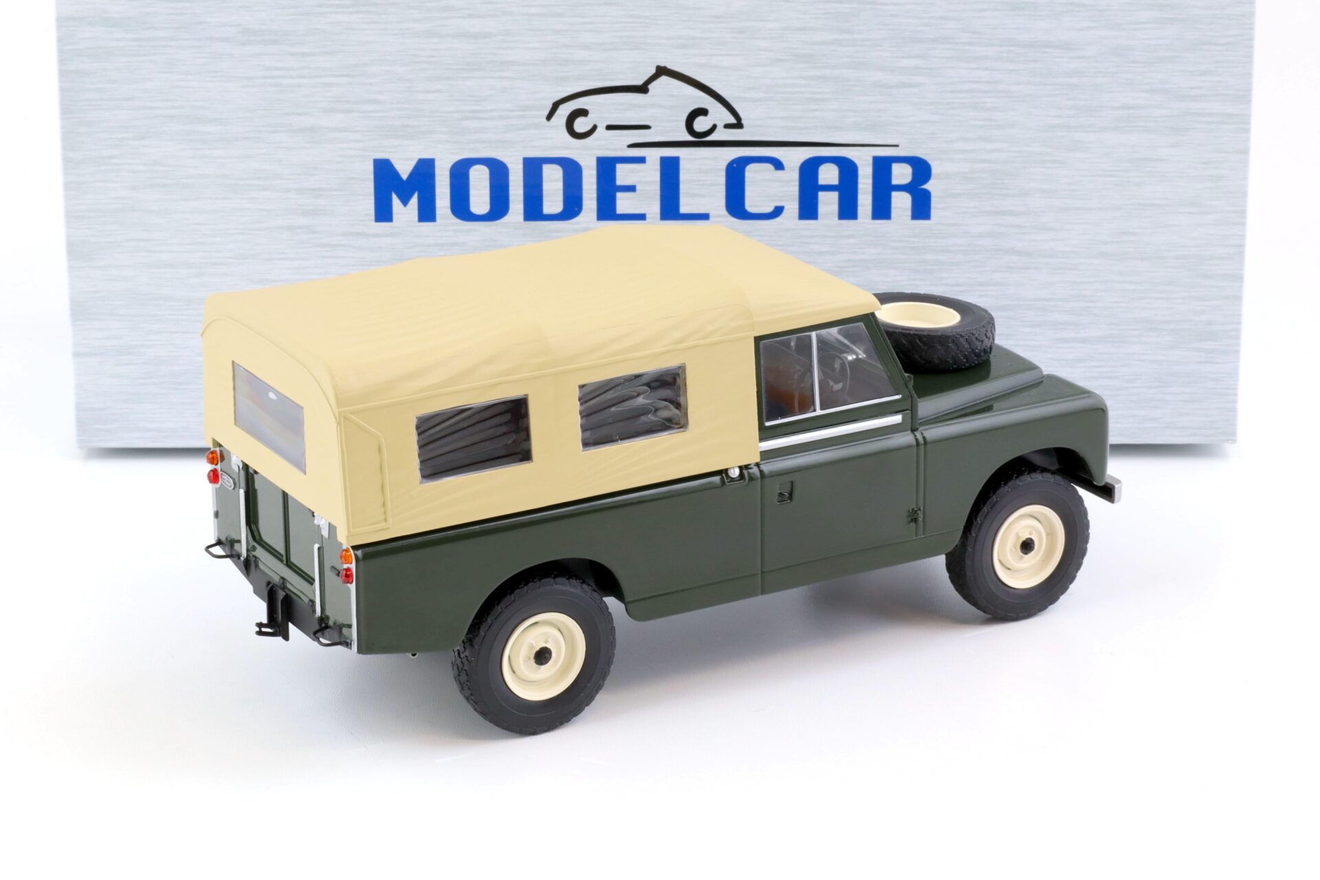 1:18 MCG Land Rover Series II 109 Pickup dark green/ beige