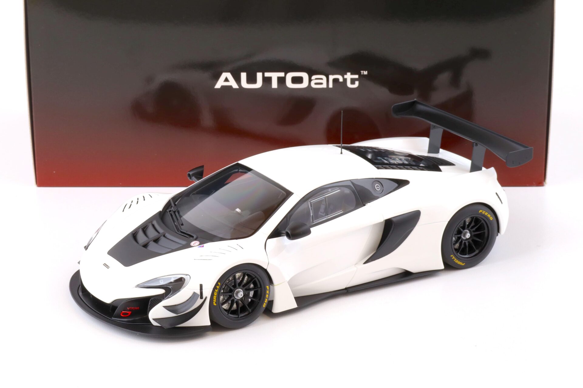 1:18 AUTOart McLAREN 650S GT3 2017 white/ black accents 81640