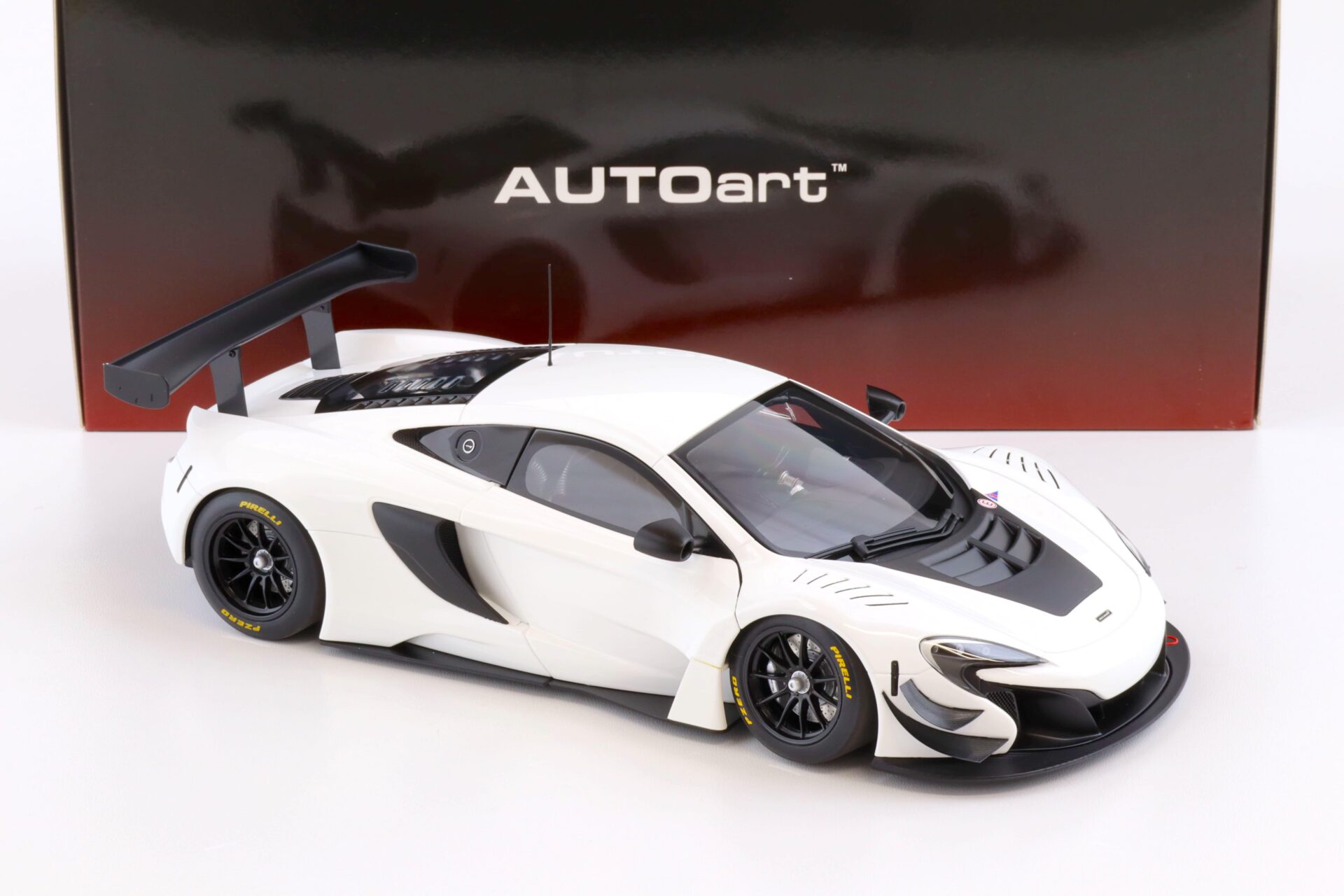 1:18 AUTOart McLAREN 650S GT3 2017 white/ black accents 81640