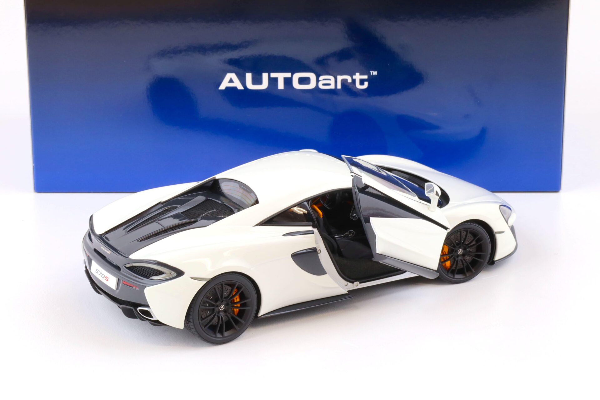 1:18 AUTOart McLaren 570S Coupe 2016 white/ black accents 76041