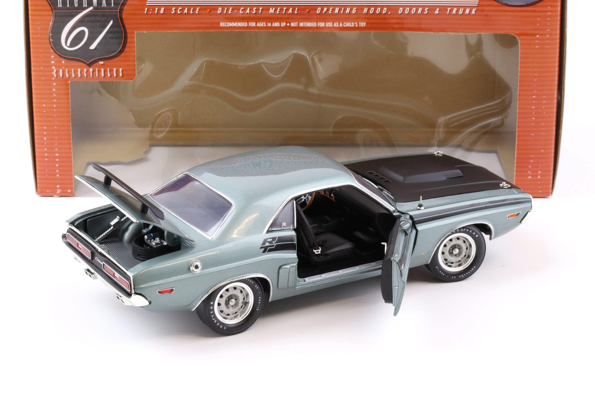 1:18 Highway61 Dodge Challenger RT Coupe 1971 light grey/blue 50471