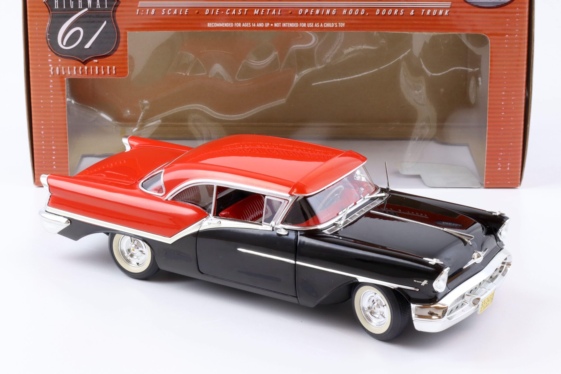 1:18 Highway61 1957 Oldsmobile Super 88 black/ red 50444