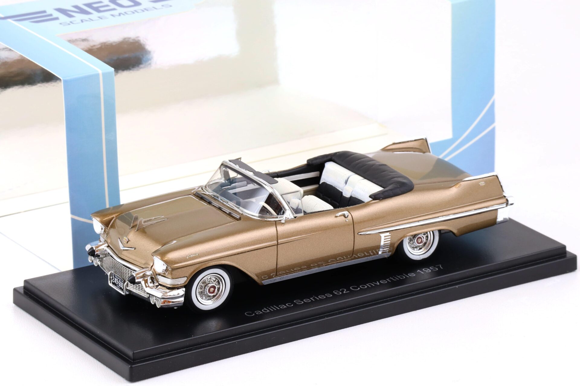 1:43 NEO 1957 Cadillac Series 62 Convertible metallic copper