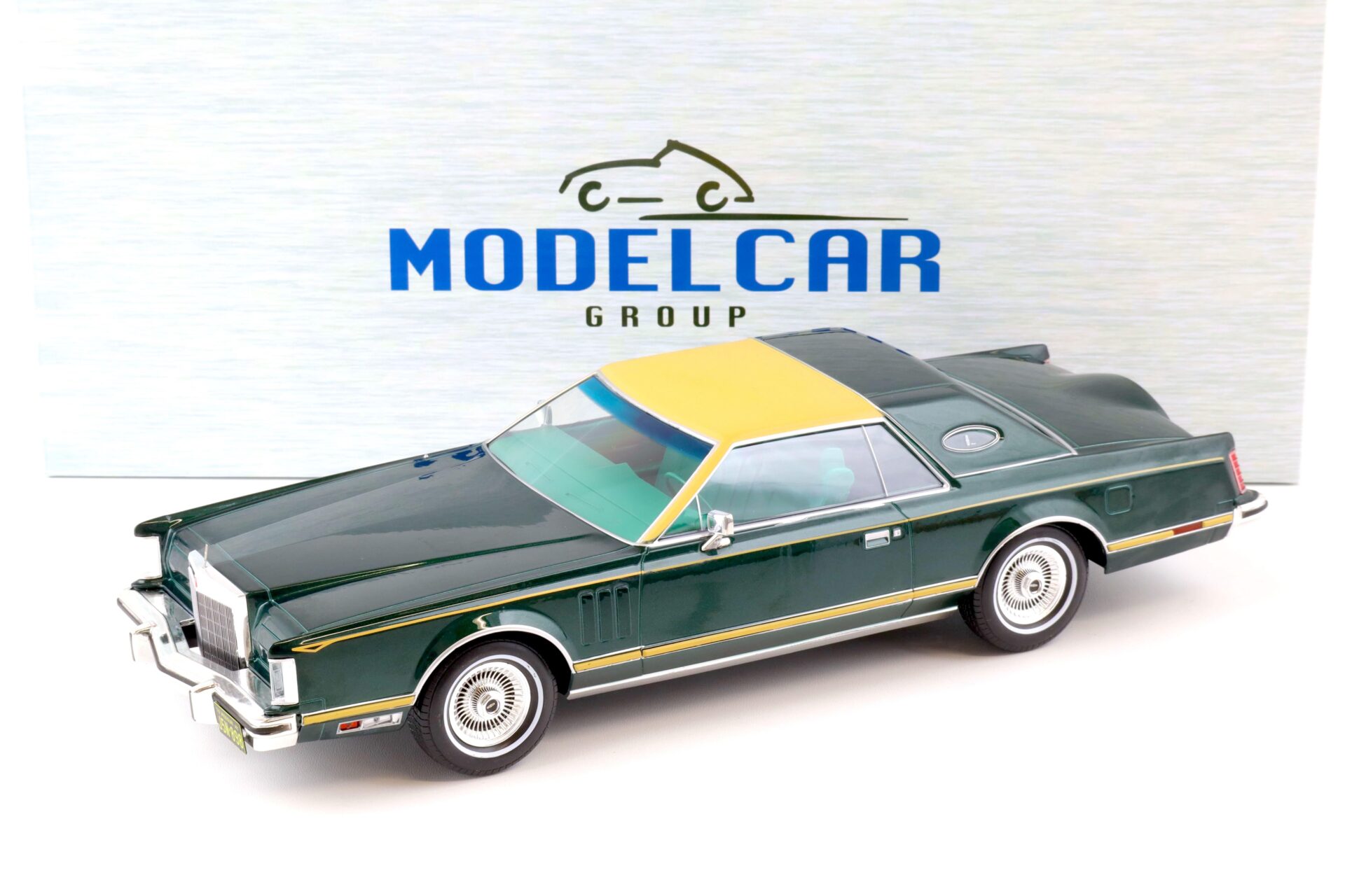 1:18 MCG Lincoln Continental Mark V 1978 dark green metallic/ beige