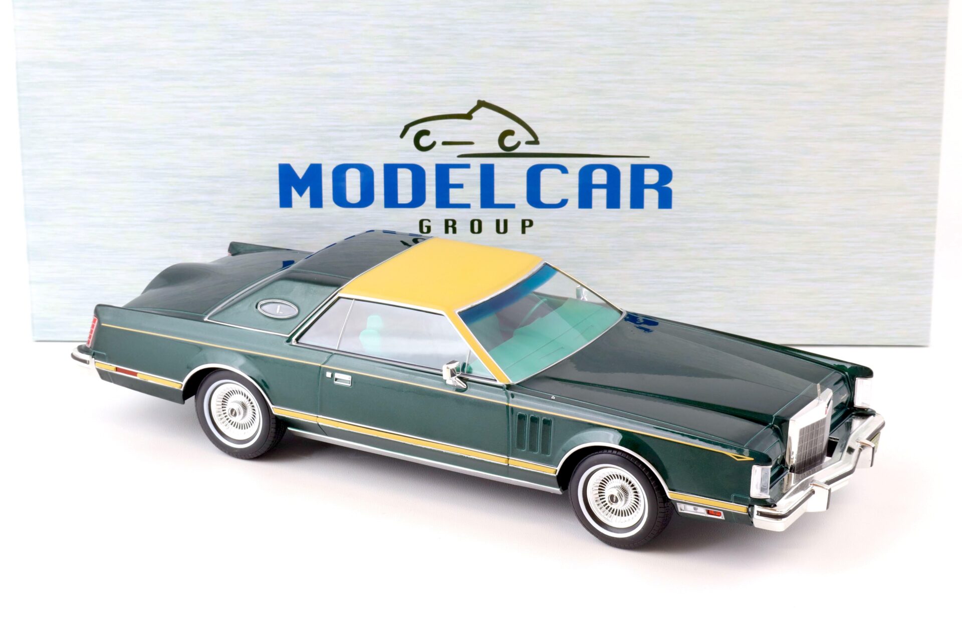 1:18 MCG Lincoln Continental Mark V 1978 dark green metallic/ beige