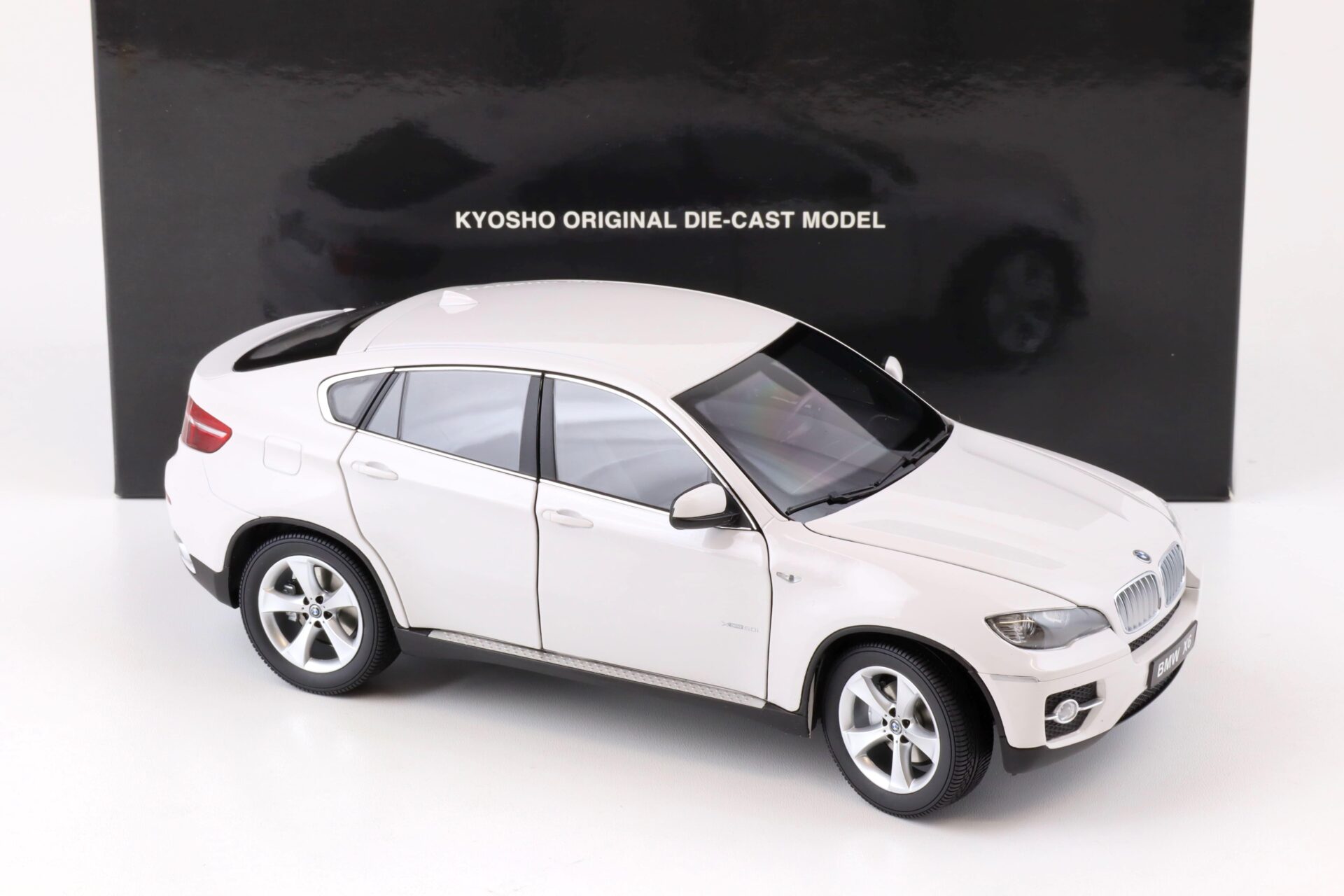 1:18 Kyosho BMW X6 xDrive50i (E71) white 08761W
