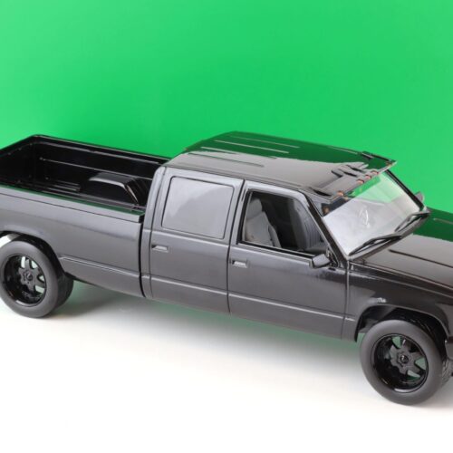 1:18 Greenlight 1997 Custom Chevrolet Silverado 3500 Pickup black - Image 2