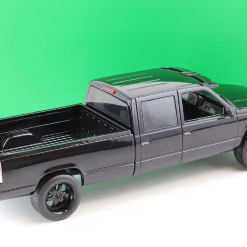 1:18 Greenlight 1997 Custom Chevrolet Silverado 3500 Pickup black - Image 3