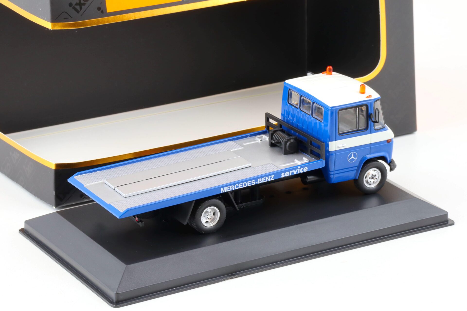 1:43 IXO Mercedes L608 D Pritsche Abschleppen Mercedes Service blue 1980