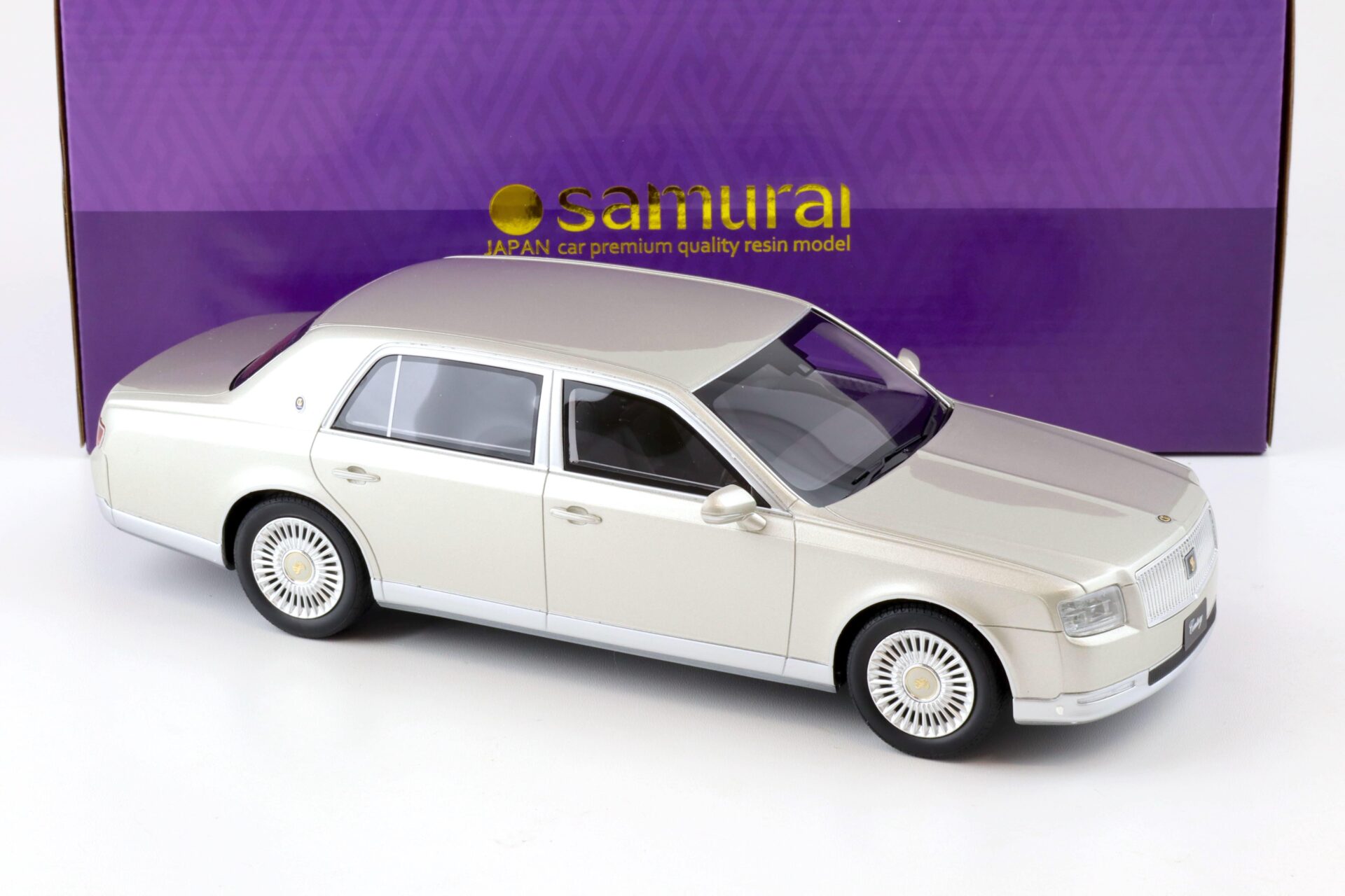 1:18 Kyosho Samurai 2018 Toyota Century Limousine silver metallic KSR18036S
