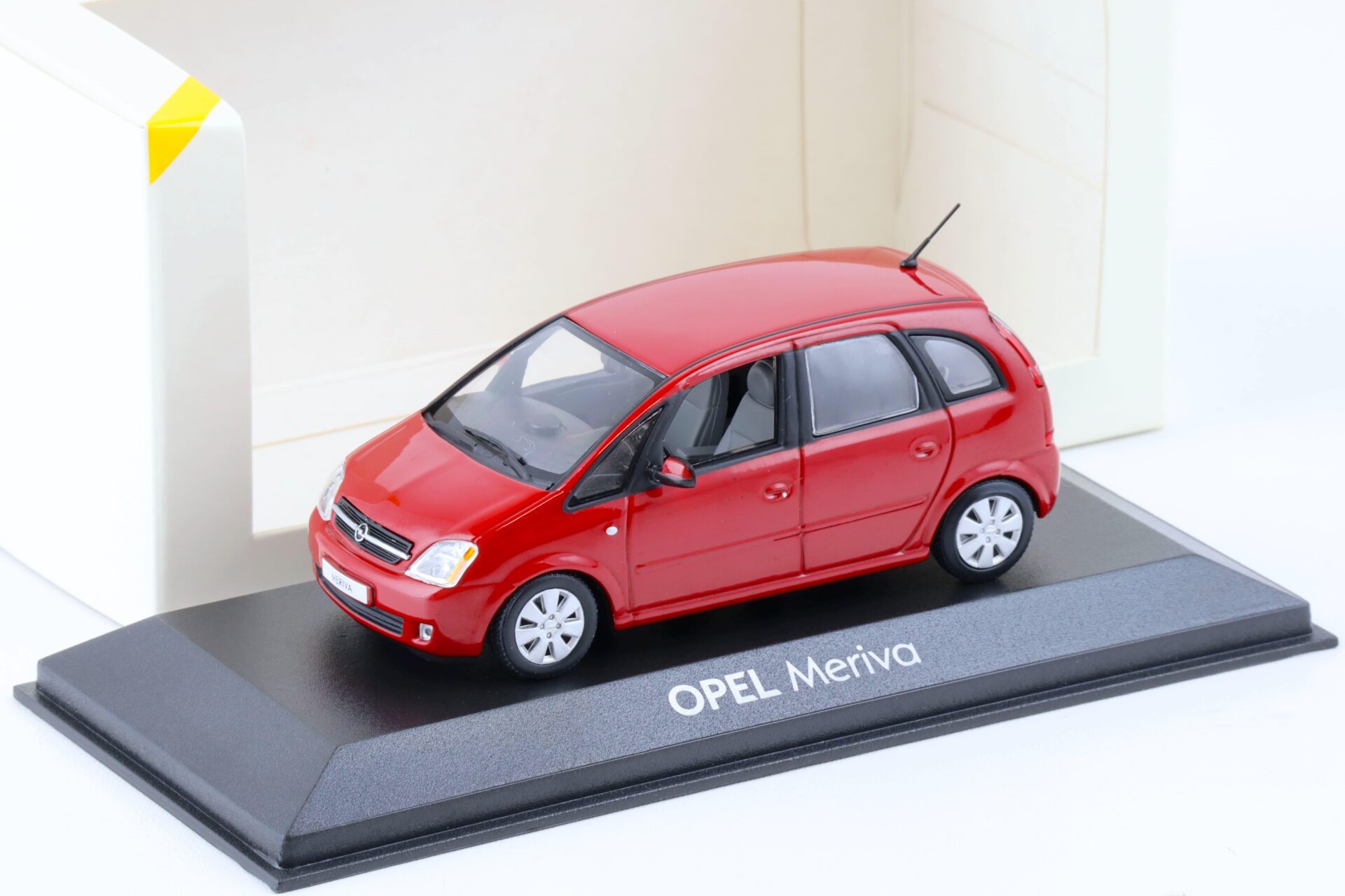 1:43 Minichamps Opel Meriva red DEALER VERSION