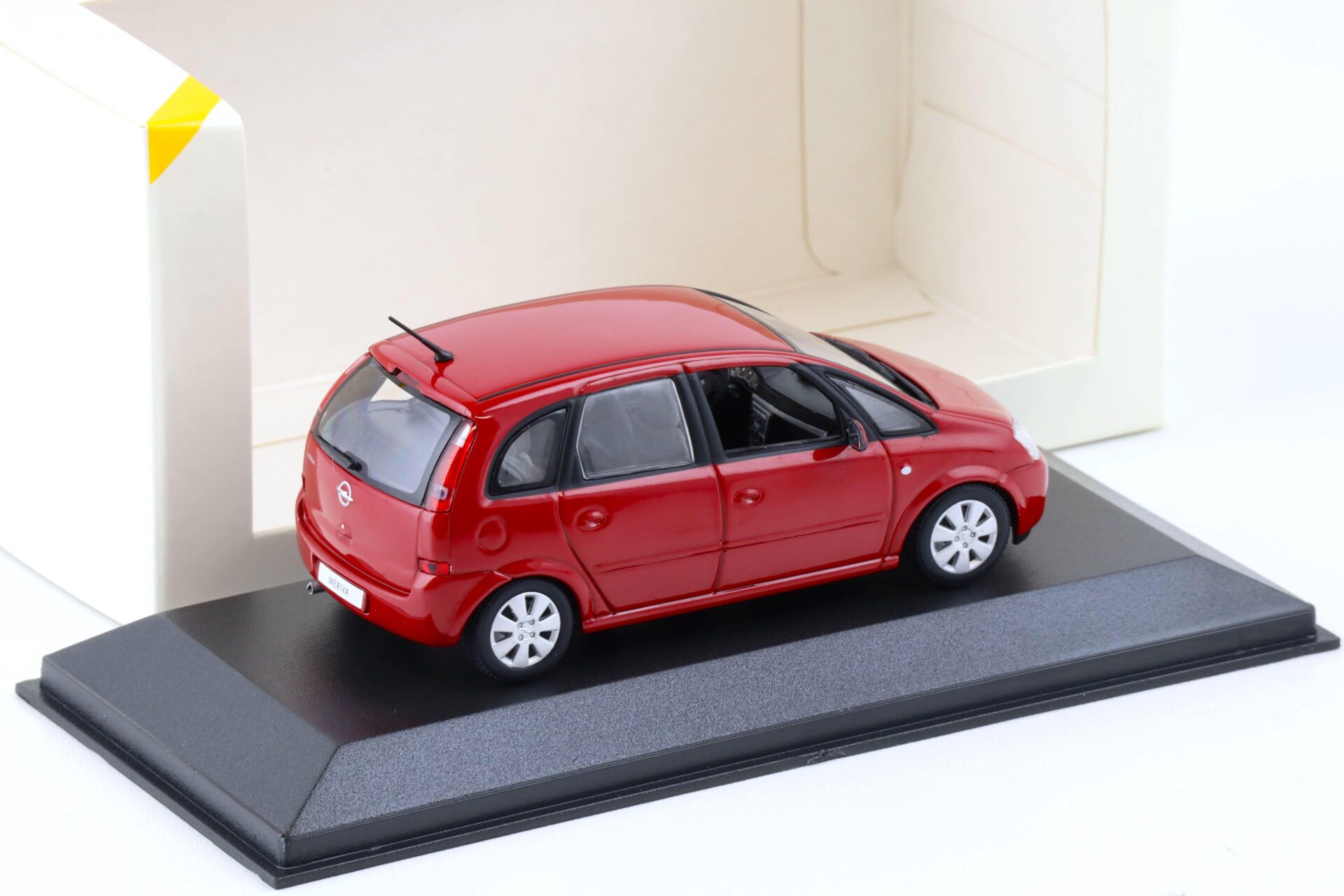 1:43 Minichamps Opel Meriva red DEALER VERSION