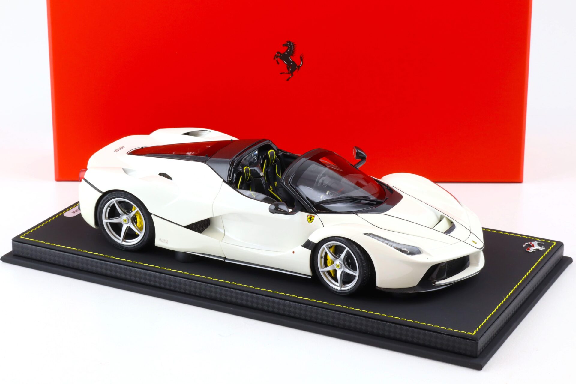 1:18 BBR Ferrari LaFerrari Aperta Bianco Avus white with display - Limited 36 pcs.